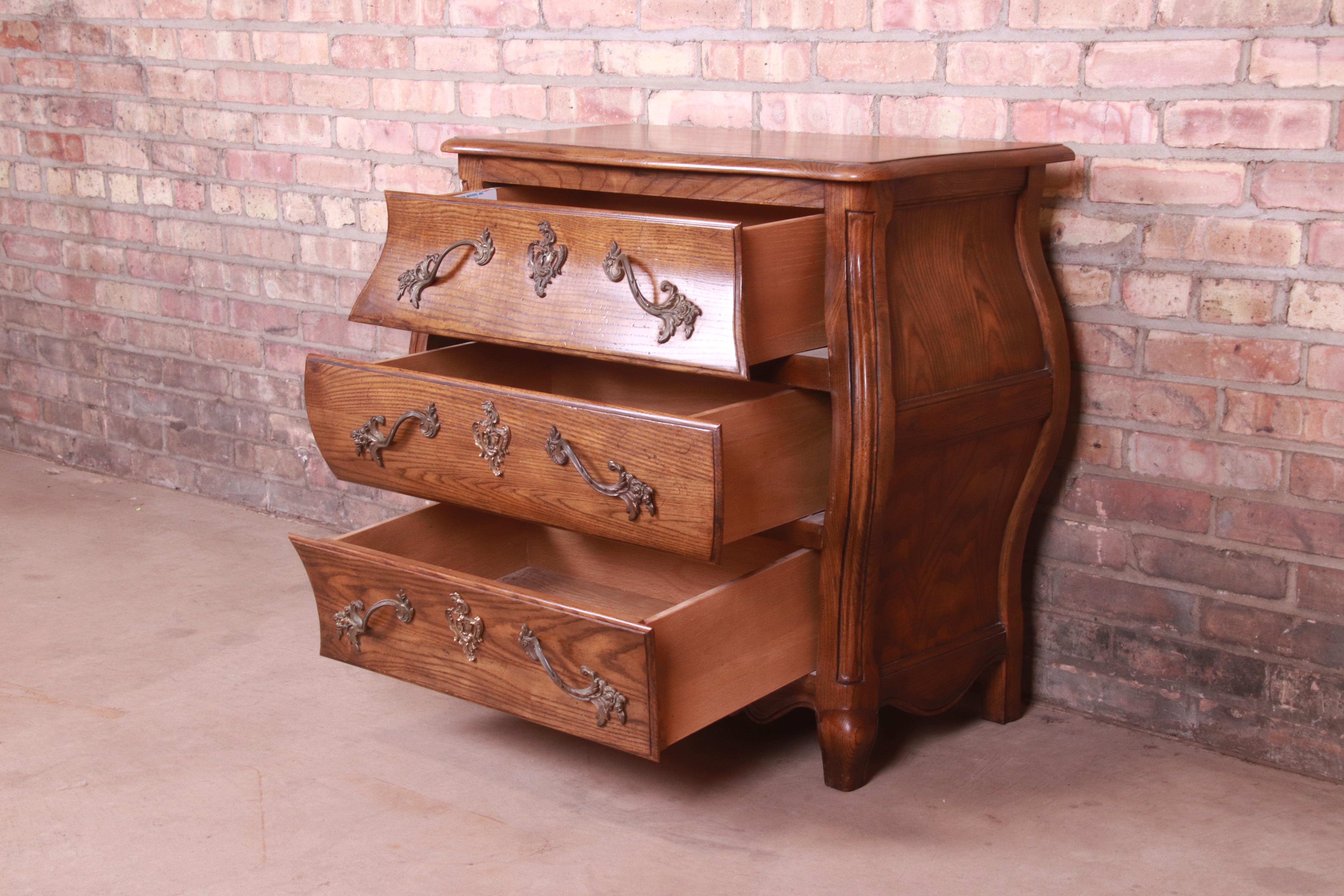 Baker Furniture - Cassapanca provinciale Luigi XV intagliata in Oak Oak in vendita 2