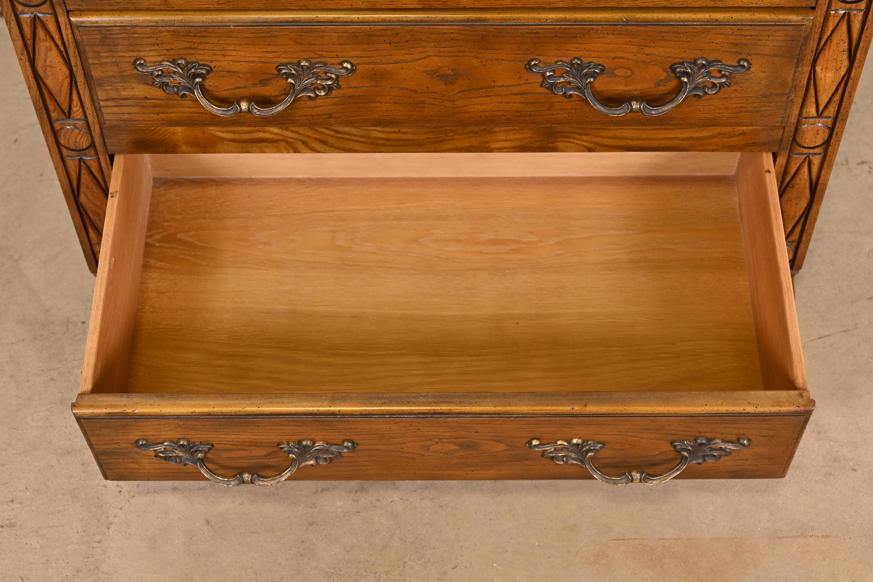 Baker Furniture commode provinciale française Louis XV en chêne sculpté en vente 3