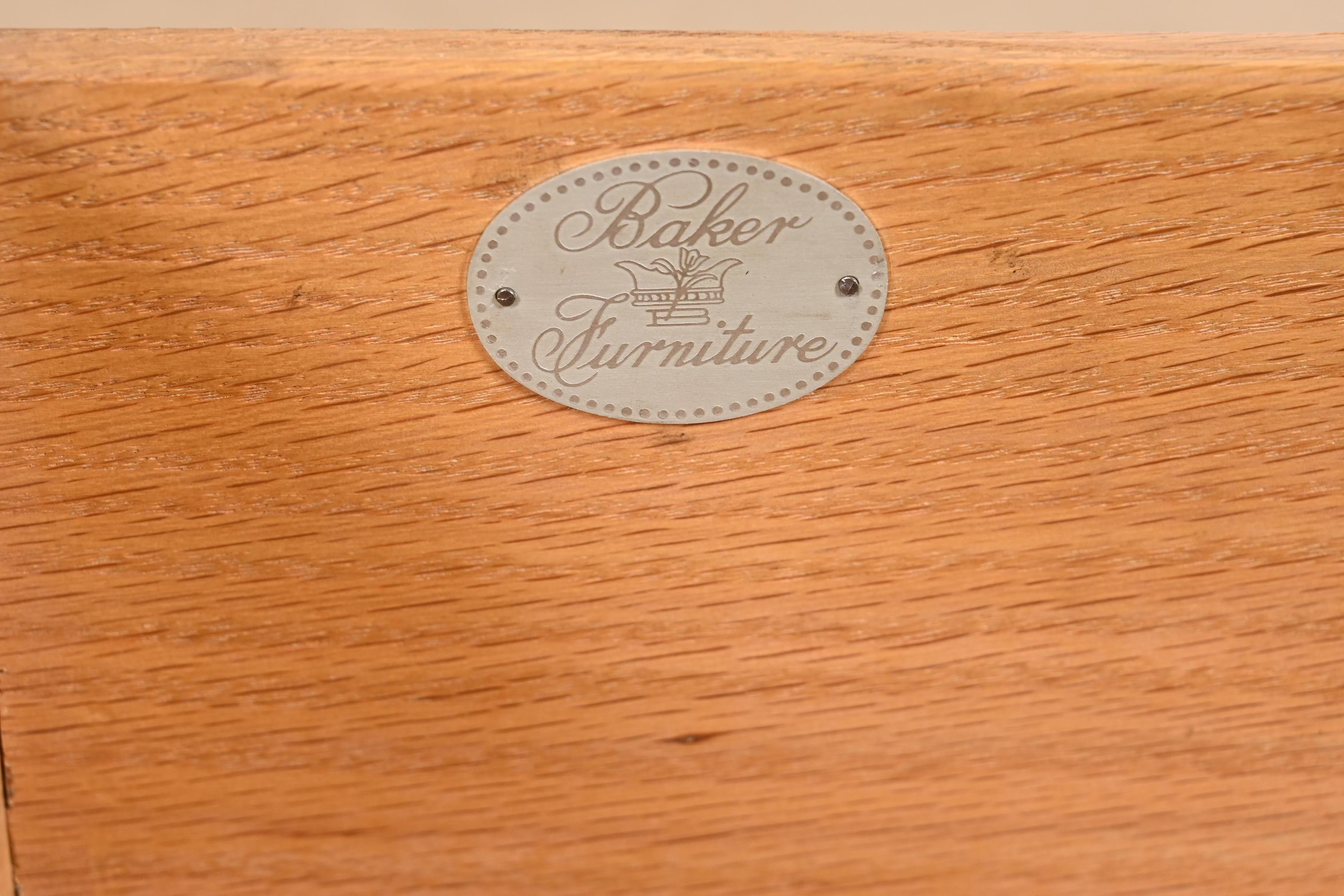 Baker Furniture commode provinciale française Louis XV en chêne sculpté en vente 4