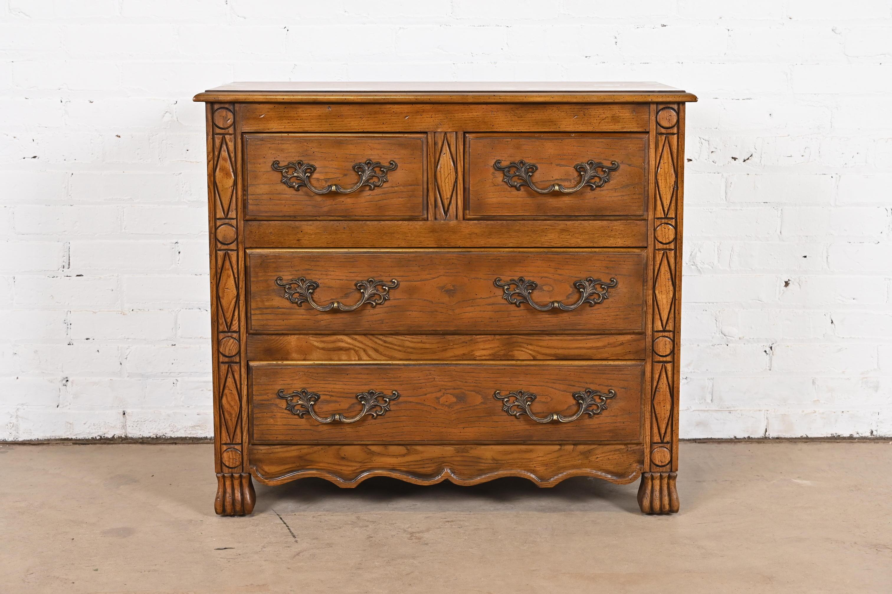 A beautiful French Provincial Louis XV style chest of drawers or commode

By Baker Furniture

USA, Circa 1980s

Carved oak, with original brass hardware.

Measures: 32