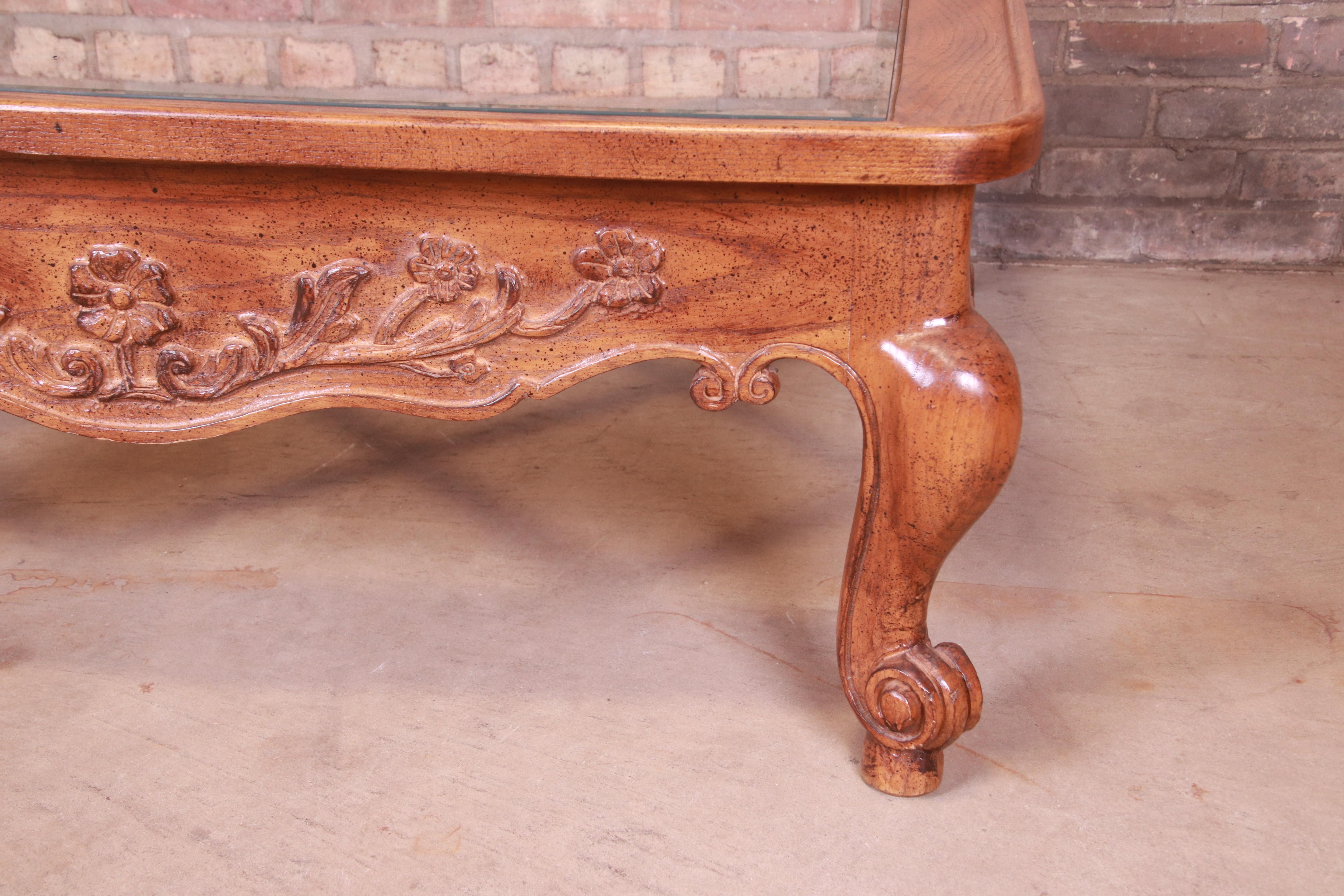 Table basse en chêne sculpté Louis XV de style provincial français, Baker Furniture en vente 3
