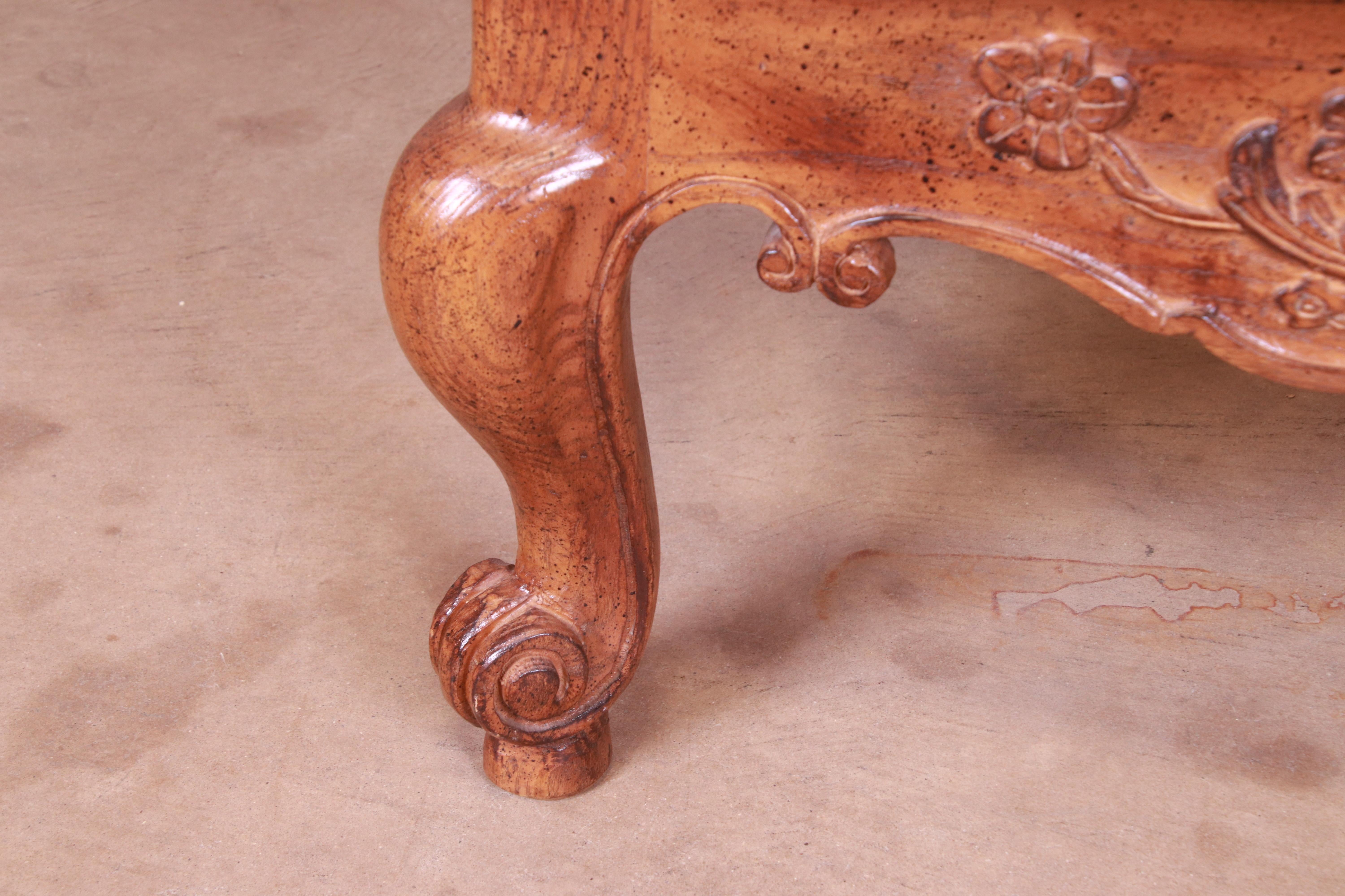 Table basse en chêne sculpté Louis XV de style provincial français, Baker Furniture en vente 1