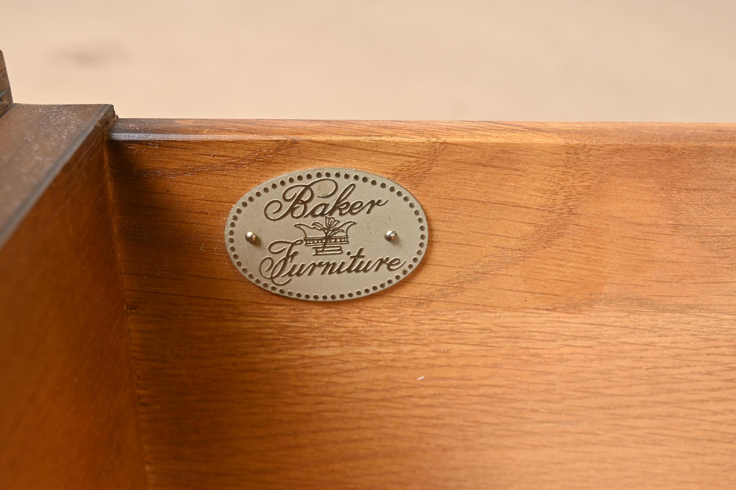 Baker Furniture commode double en chêne sculpté de style Louis XV provincial français en vente 3