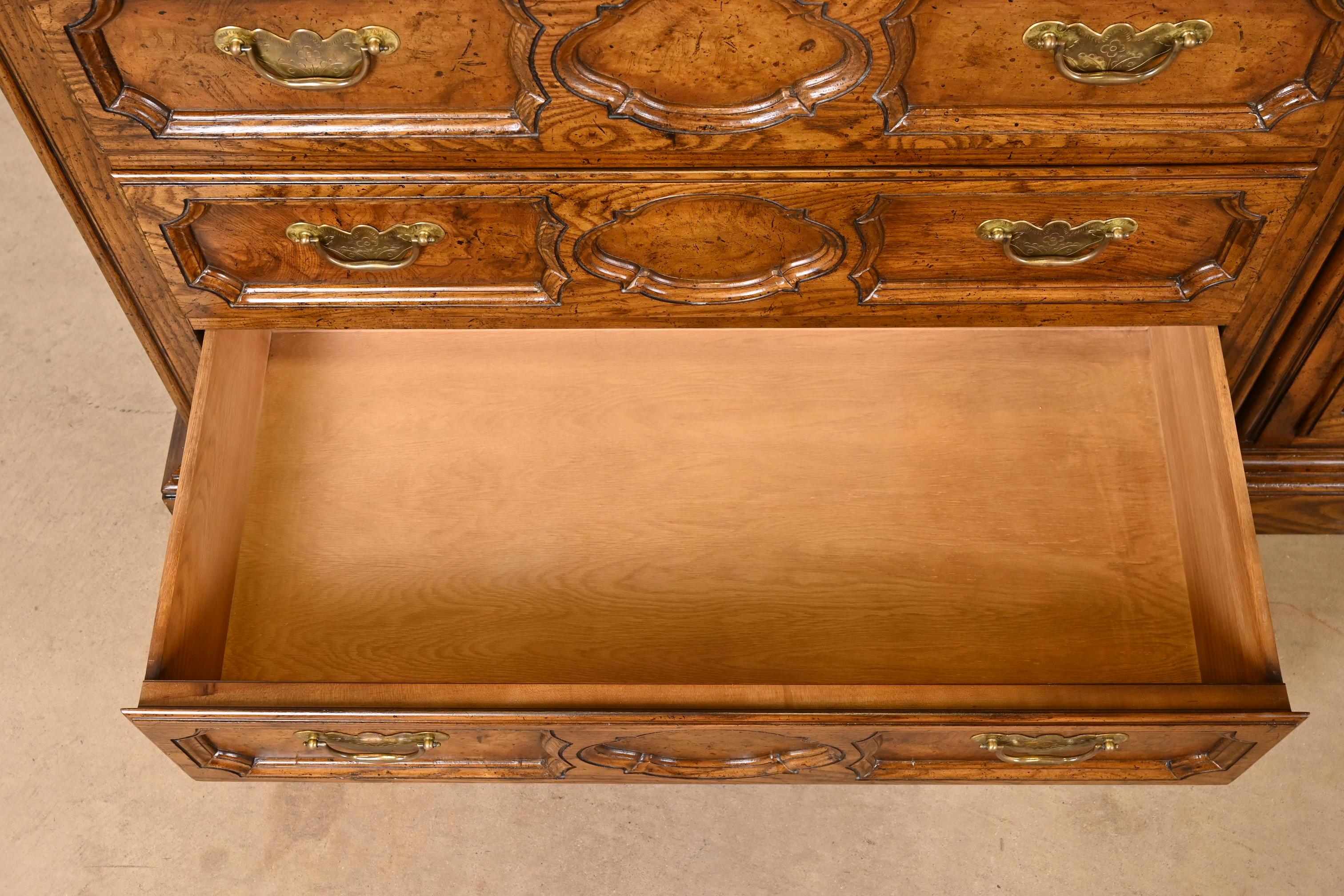 Baker Furniture commode double en chêne sculpté de style Louis XV provincial français en vente 4