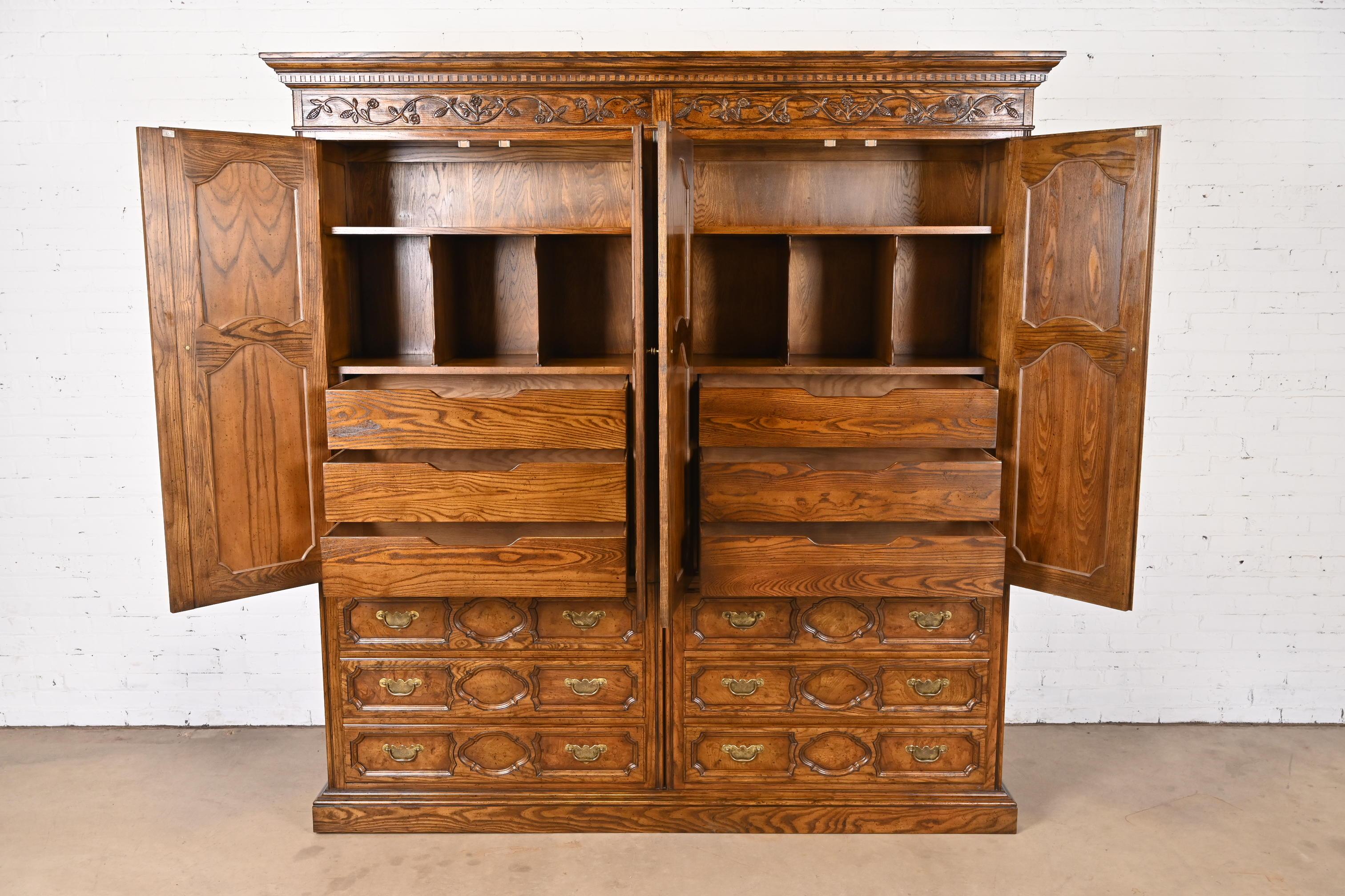 Baker Furniture commode double en chêne sculpté de style Louis XV provincial français en vente 5