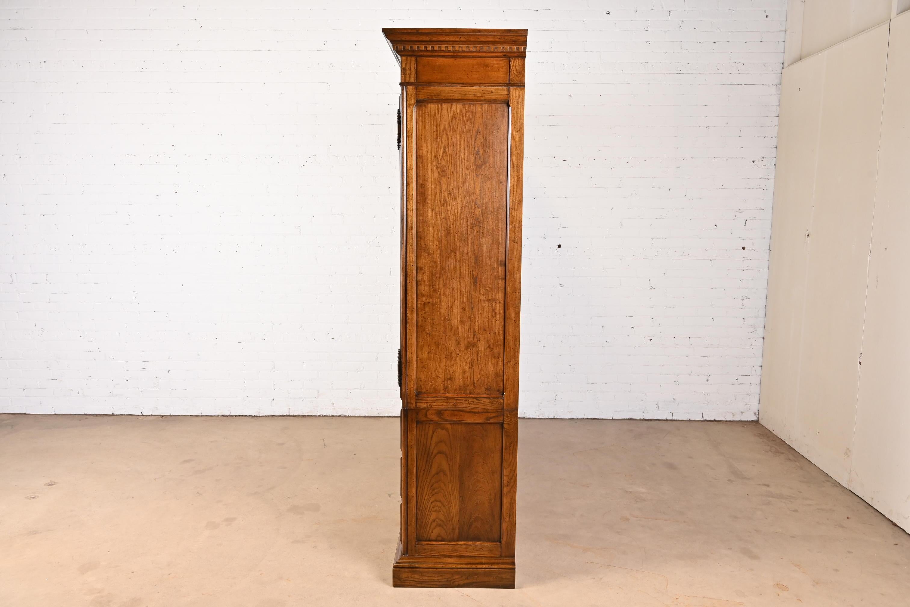 Baker Furniture commode double en chêne sculpté de style Louis XV provincial français en vente 7