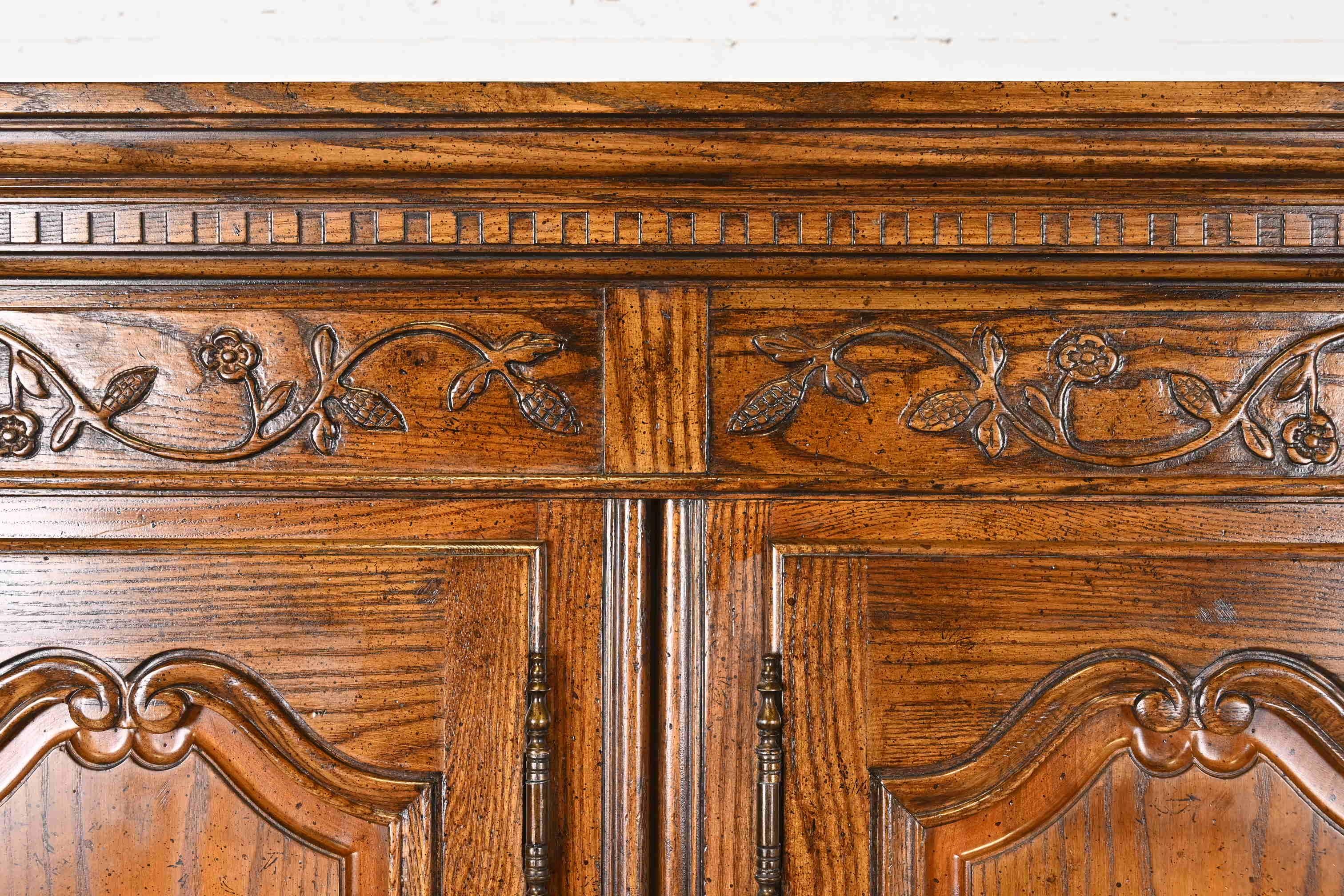 Baker Furniture Französische Provence Louis XV geschnitzter Eichenholz-Doppelschrank Kommode (Messing) im Angebot