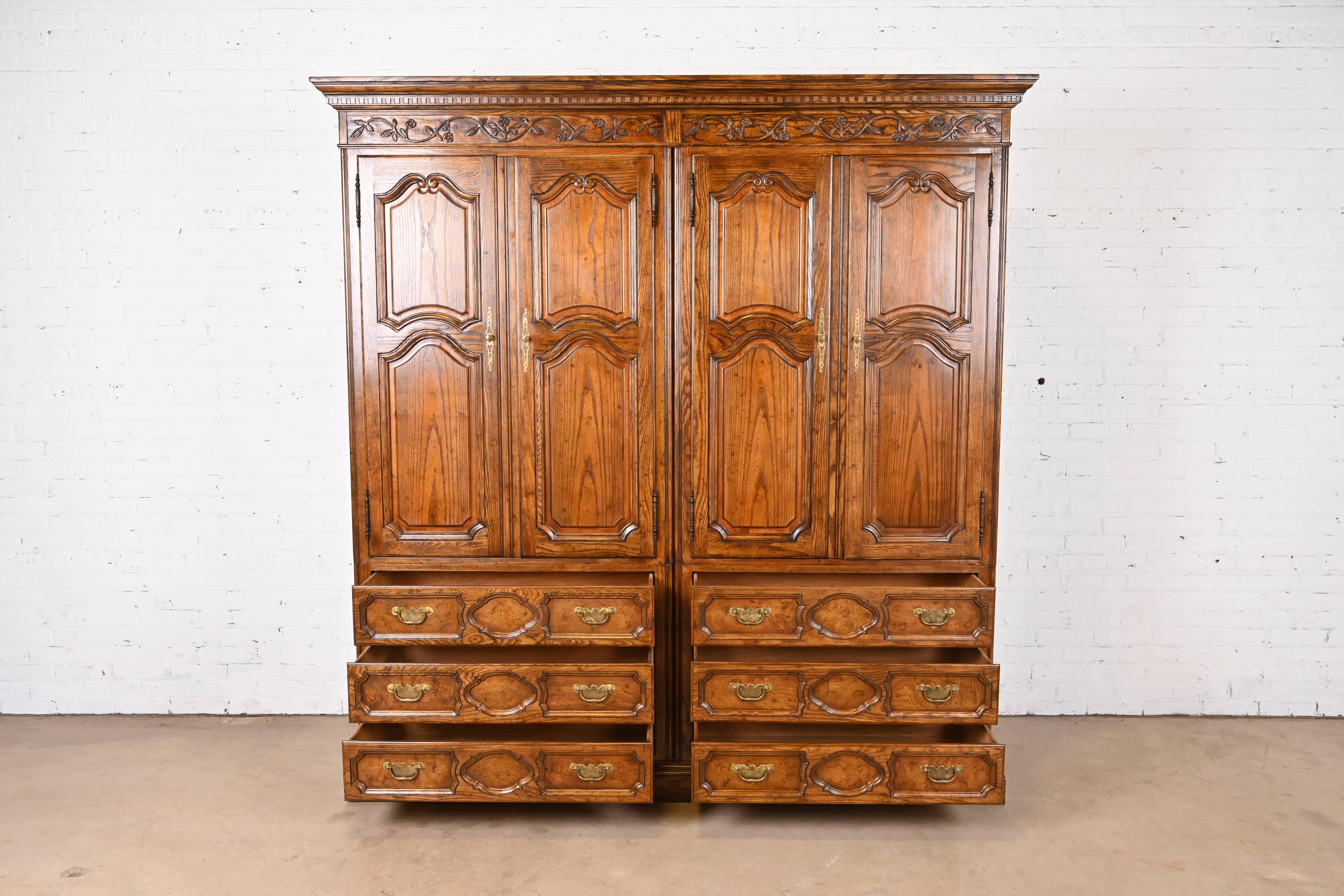 Laiton Baker Furniture commode double en chêne sculpté de style Louis XV provincial français en vente