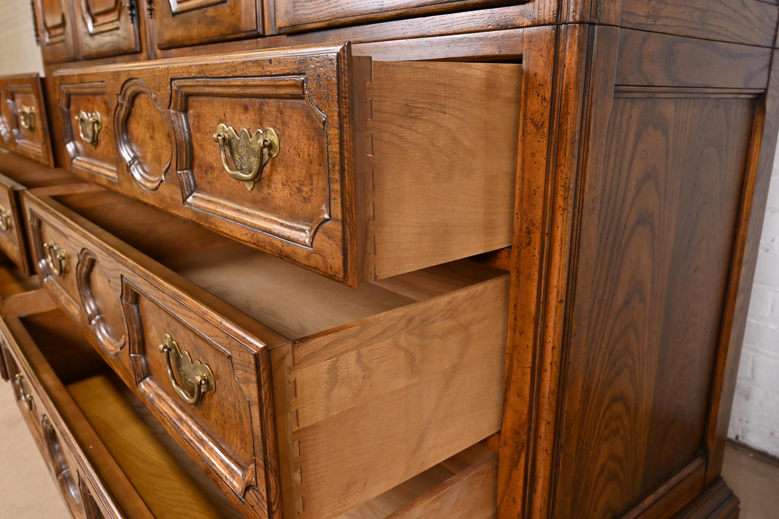 Baker Furniture Französische Provence Louis XV geschnitzter Eichenholz-Doppelschrank Kommode im Angebot 3