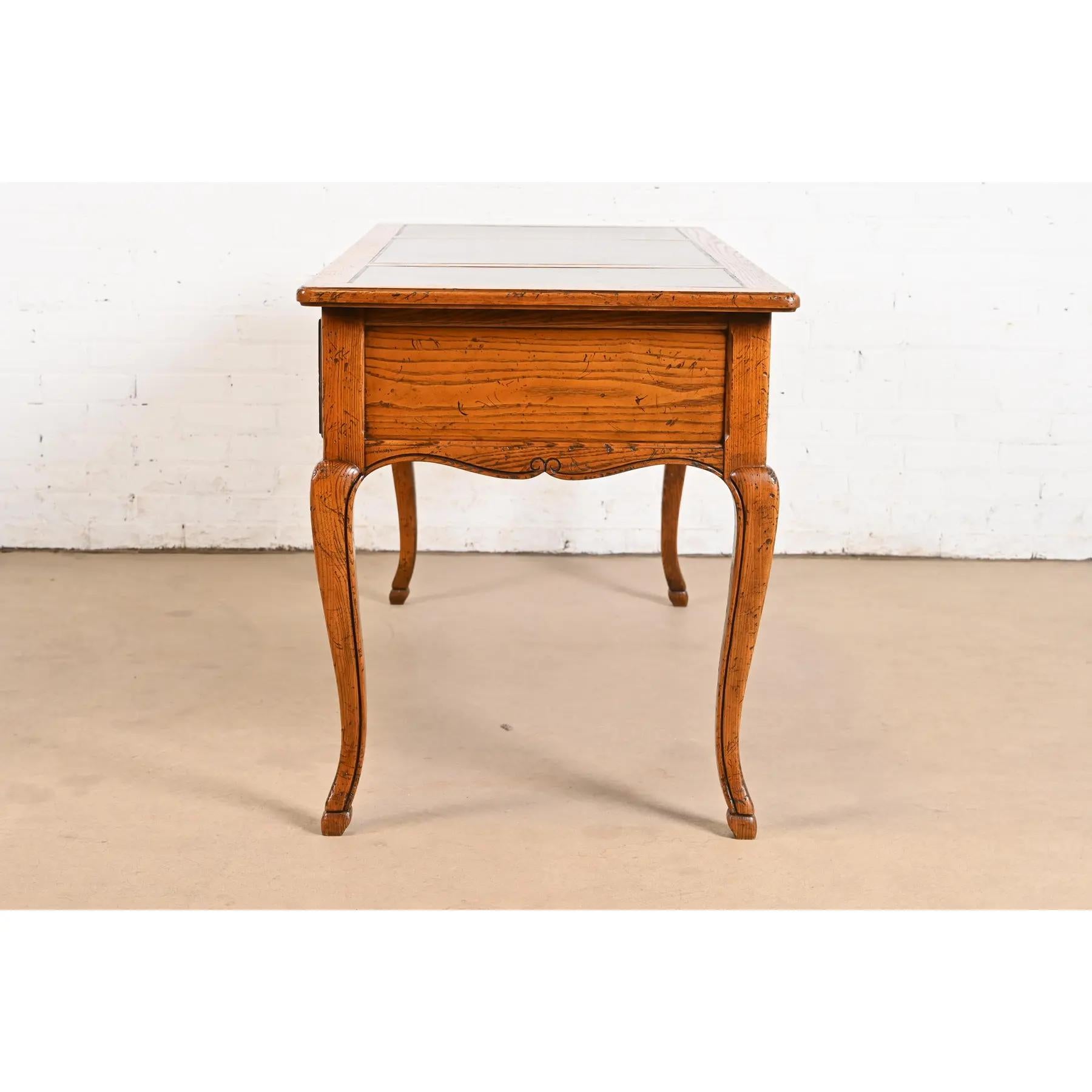 Baker Furniture bureau de style Louis XV provincial français sculpté en chêne avec dessus en cuir en vente 4