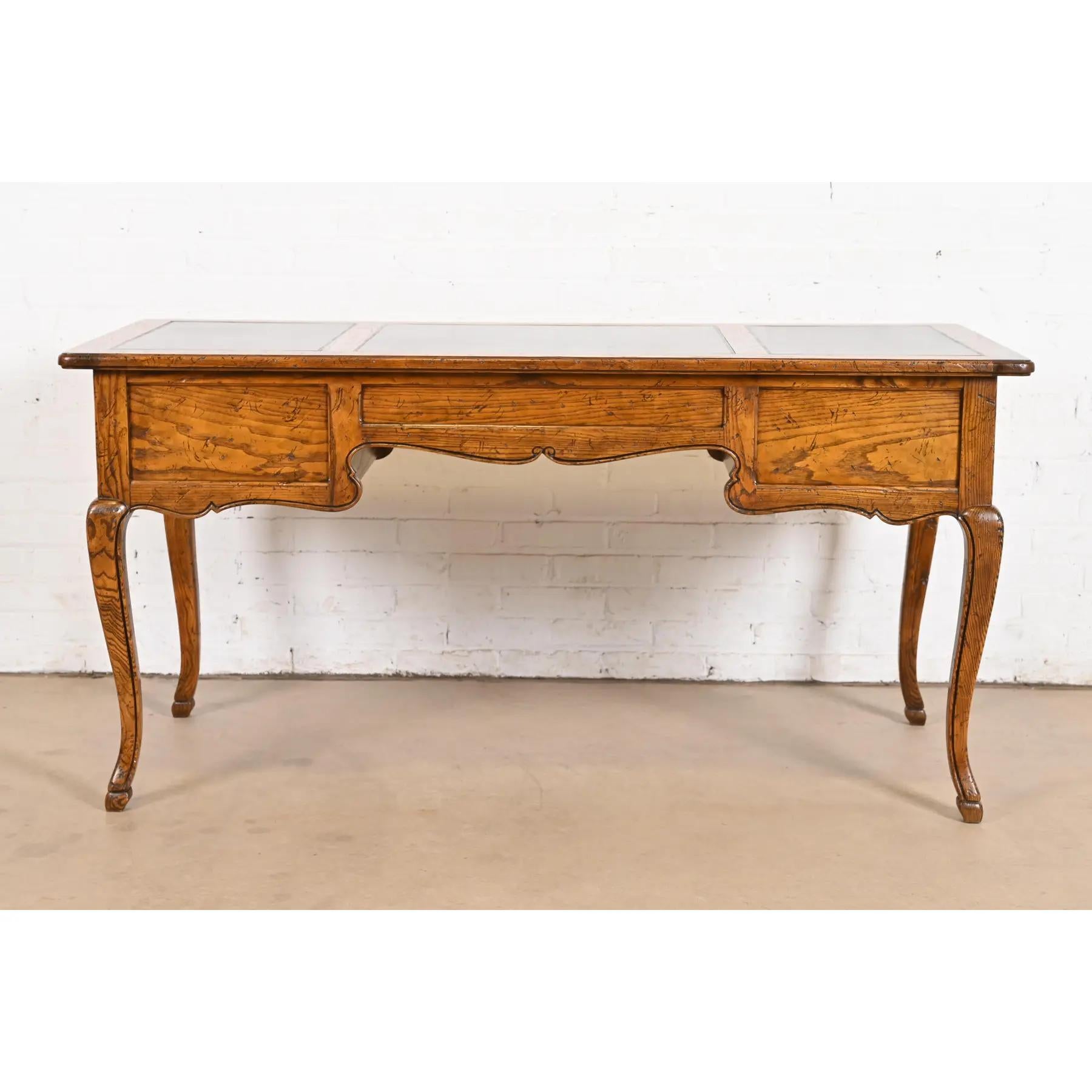 Baker Furniture bureau de style Louis XV provincial français sculpté en chêne avec dessus en cuir en vente 5
