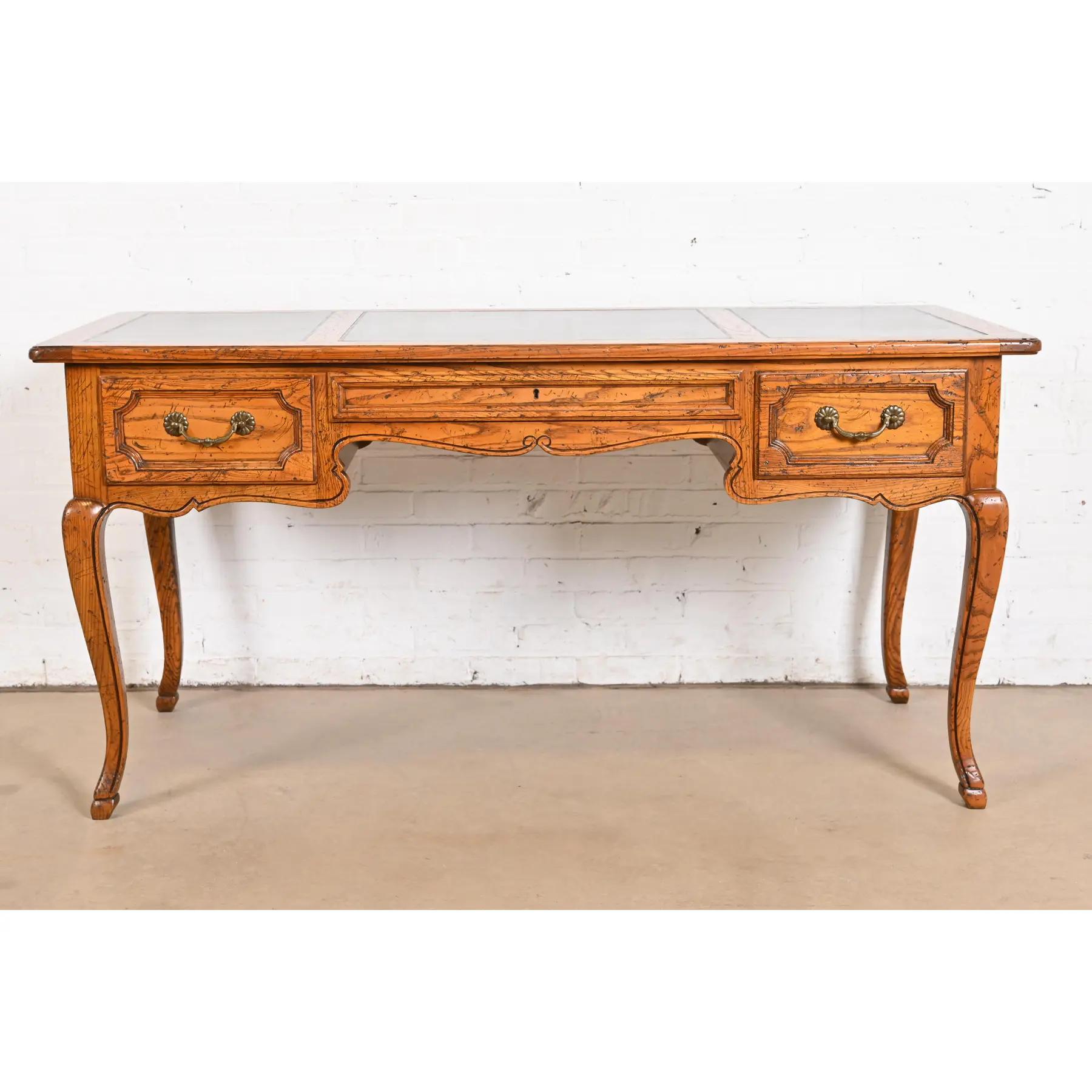 Provincial français Baker Furniture bureau de style Louis XV provincial français sculpté en chêne avec dessus en cuir en vente