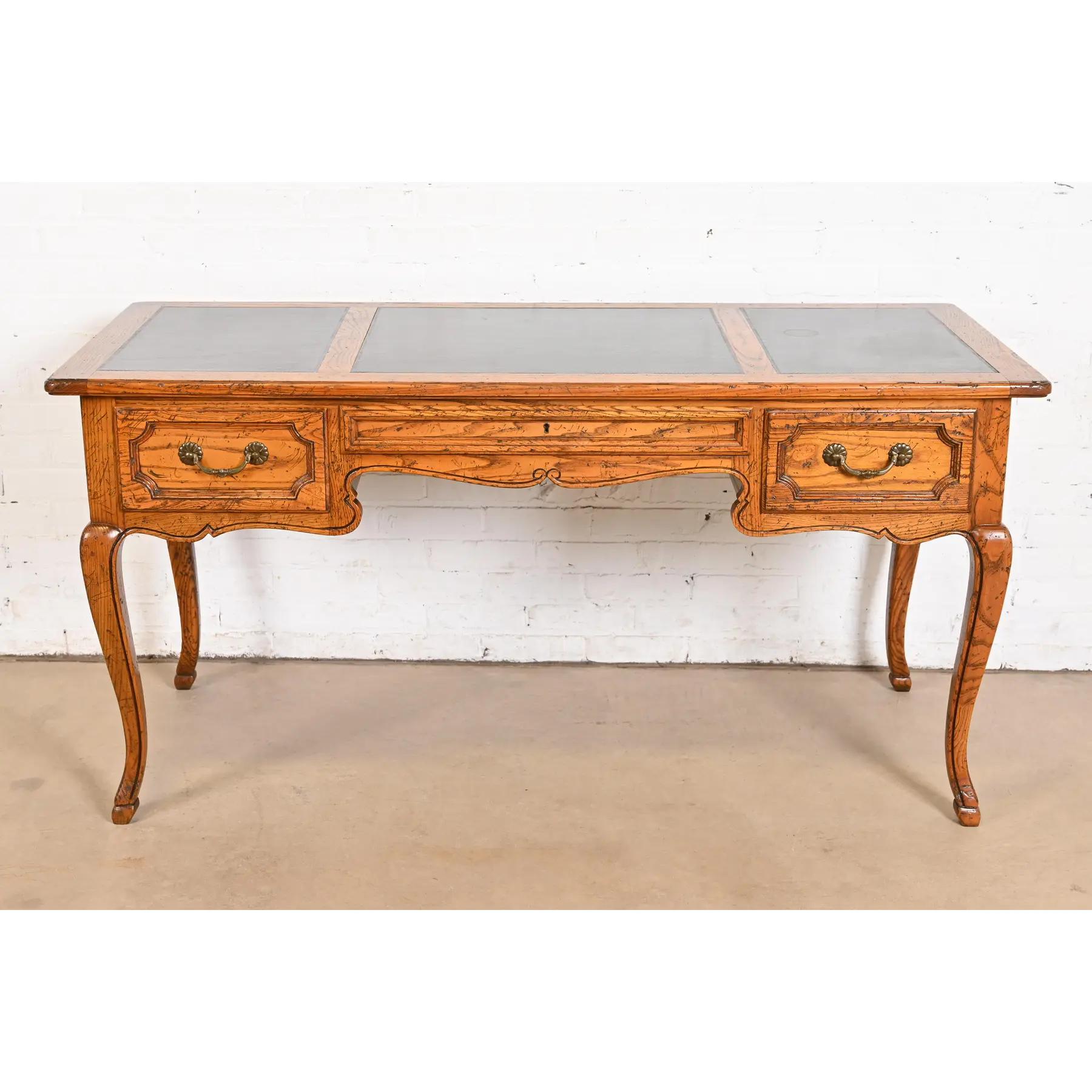 Américain Baker Furniture bureau de style Louis XV provincial français sculpté en chêne avec dessus en cuir en vente