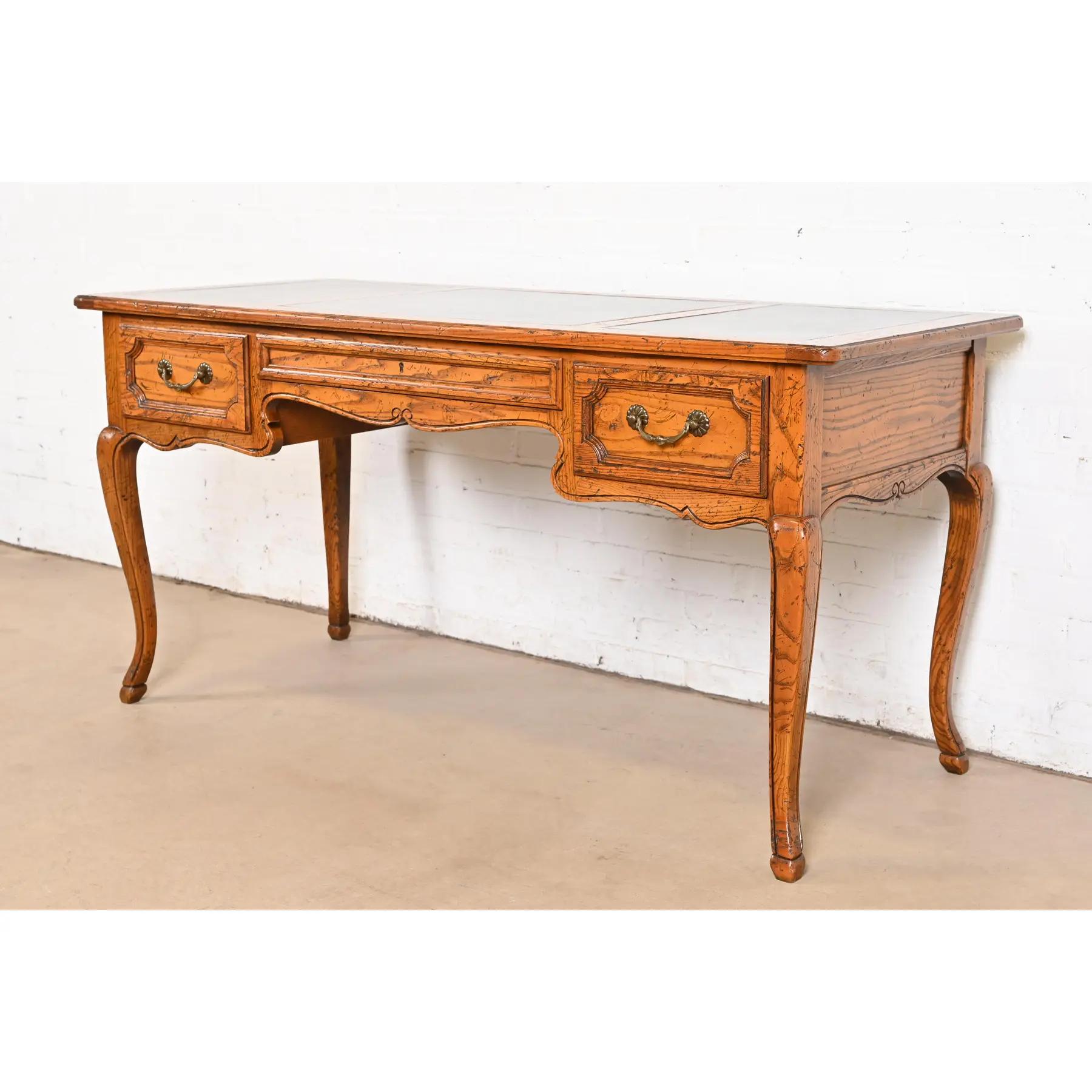 Baker Furniture bureau de style Louis XV provincial français sculpté en chêne avec dessus en cuir Bon état - En vente à South Bend, IN