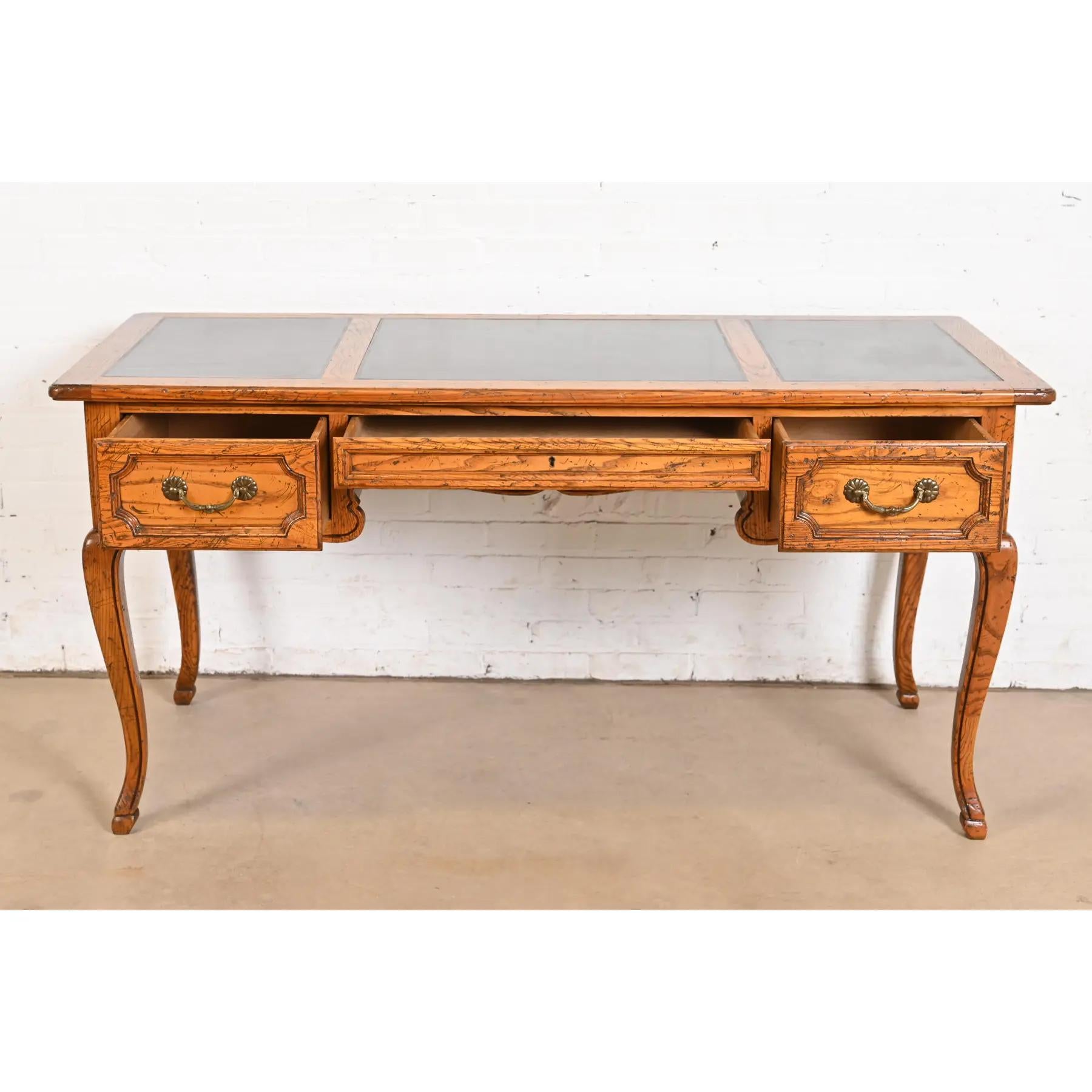 Milieu du XXe siècle Baker Furniture bureau de style Louis XV provincial français sculpté en chêne avec dessus en cuir en vente
