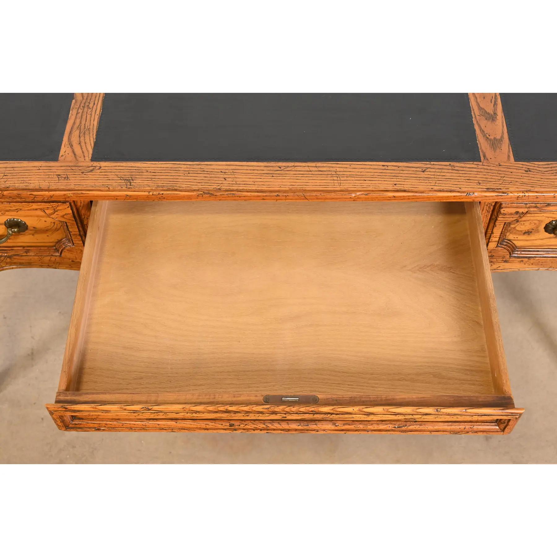Laiton Baker Furniture bureau de style Louis XV provincial français sculpté en chêne avec dessus en cuir en vente