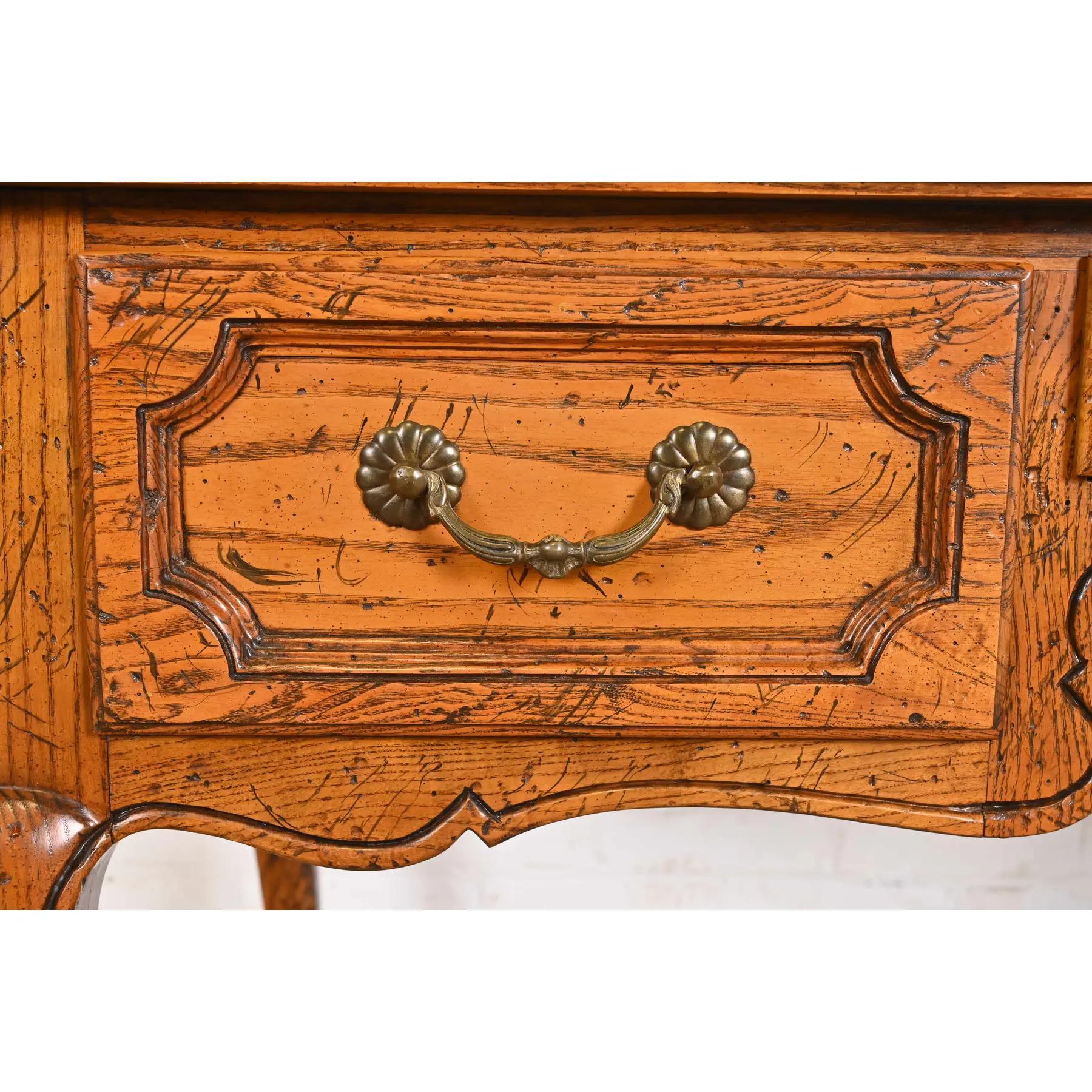 Baker Furniture bureau de style Louis XV provincial français sculpté en chêne avec dessus en cuir en vente 1