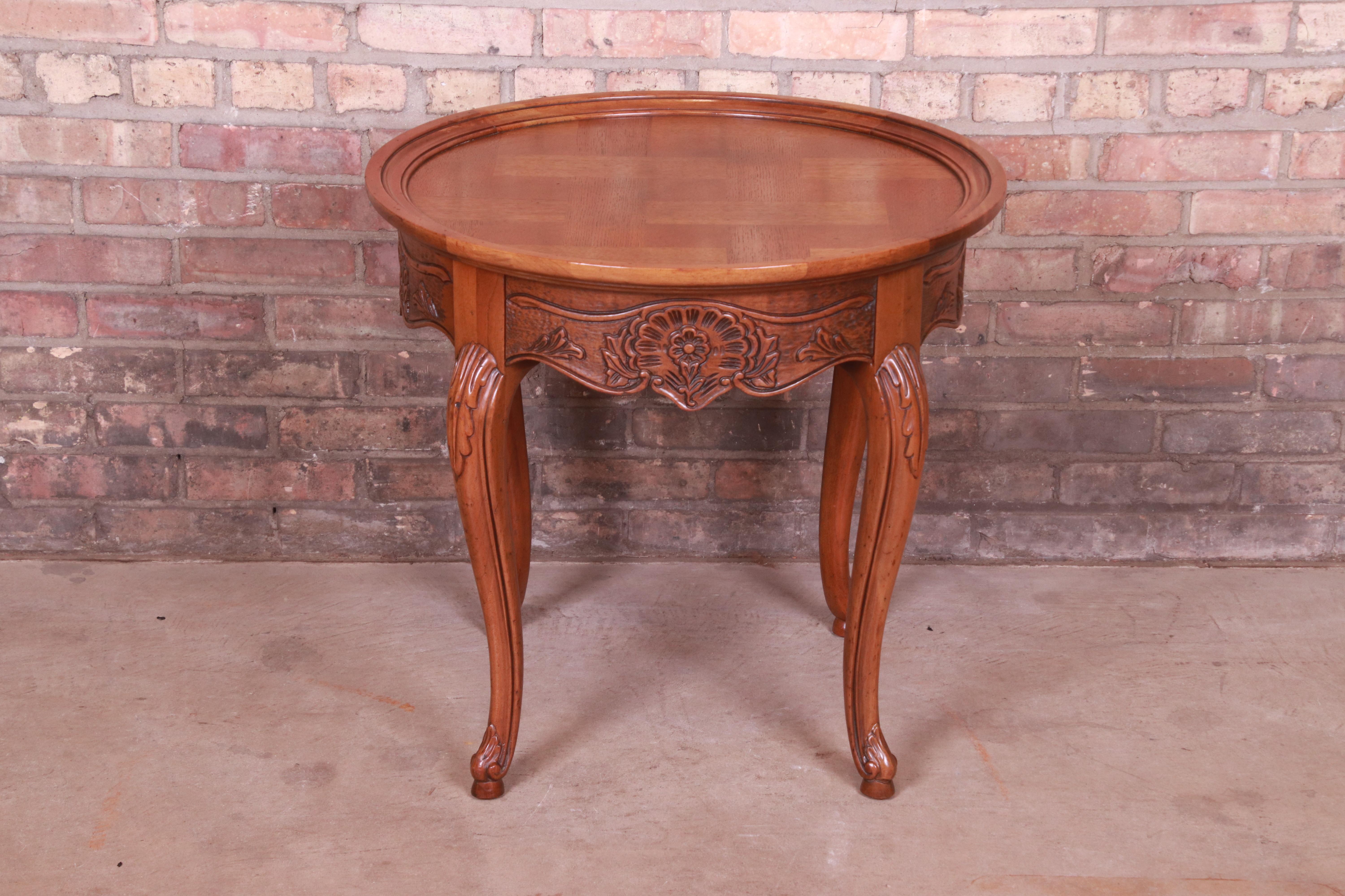 Provincial français Baker Furniture table à thé provinciale française Louis XV en chêne sculpté, vers les années 1960 en vente