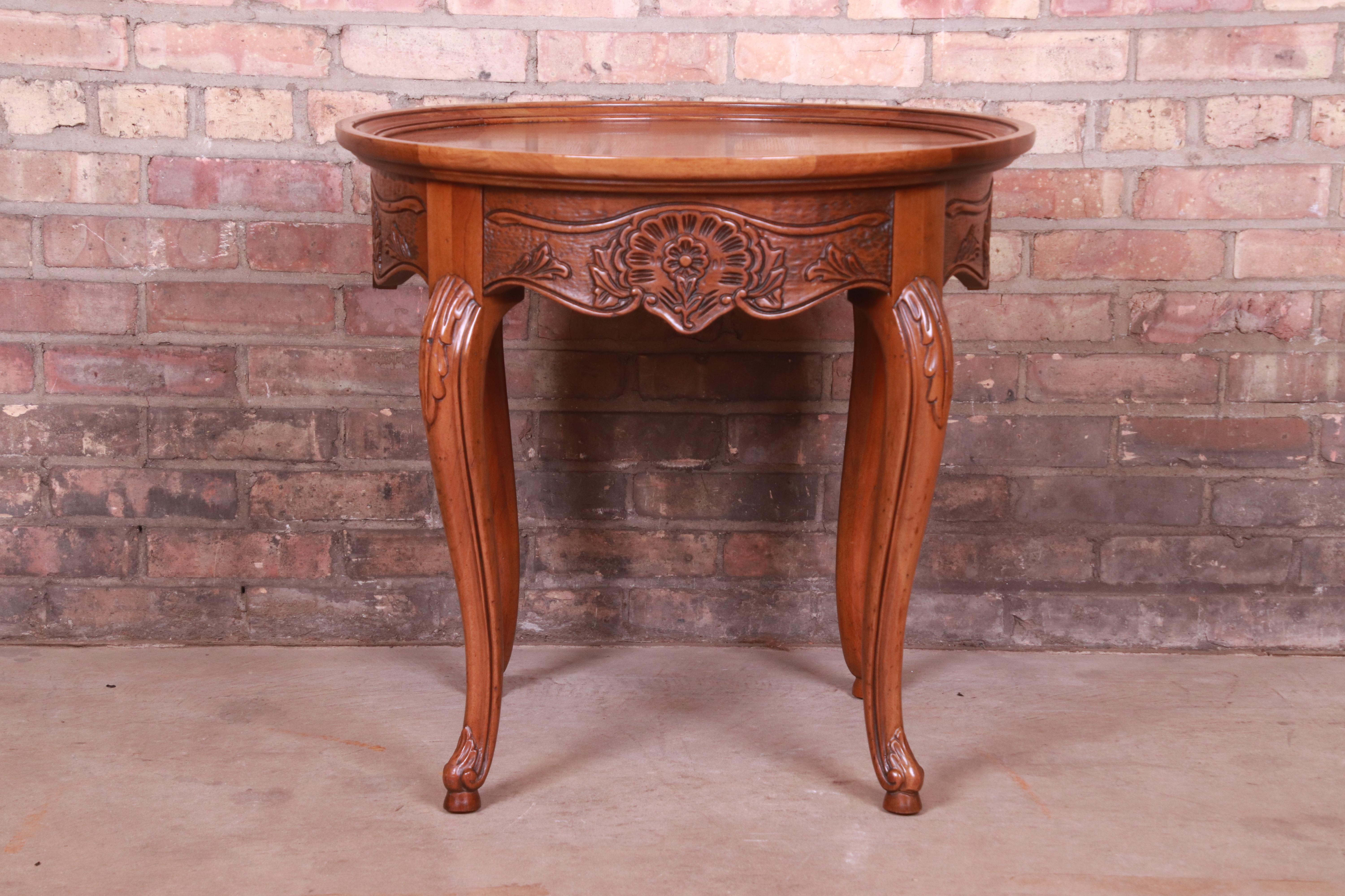 Américain Baker Furniture table à thé provinciale française Louis XV en chêne sculpté, vers les années 1960 en vente