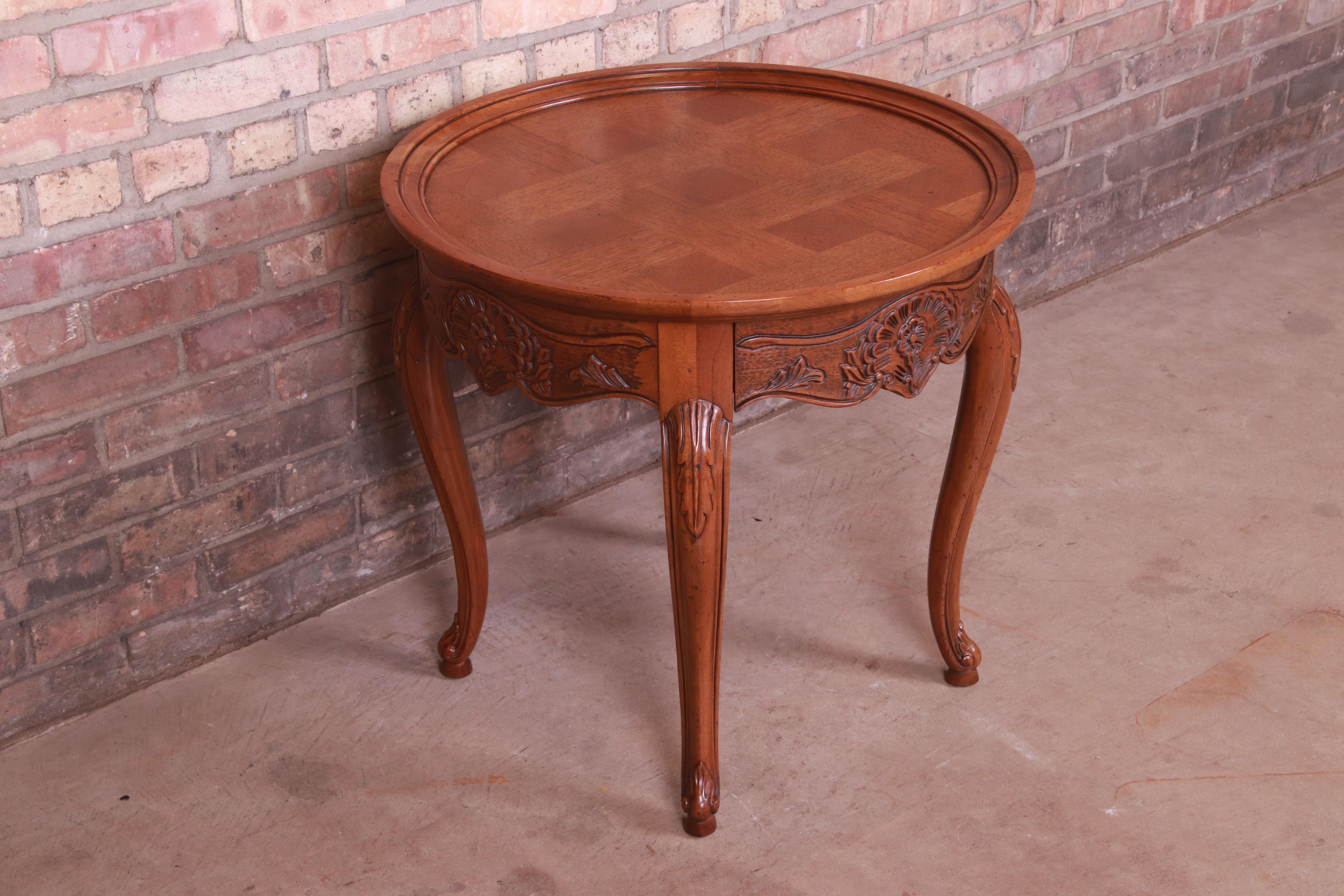 Baker Furniture table à thé provinciale française Louis XV en chêne sculpté, vers les années 1960 Bon état - En vente à South Bend, IN