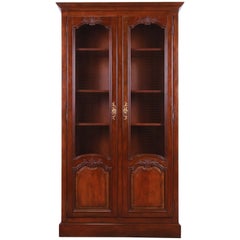 Baker Furniture Meuble provincial français Louis XV sculpté Cabinet de bibliothèque en noyer