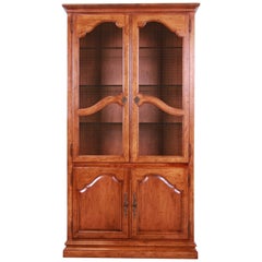 Meuble de bibliothèque provincial français Louis XV en noyer sculpté de Baker Furniture