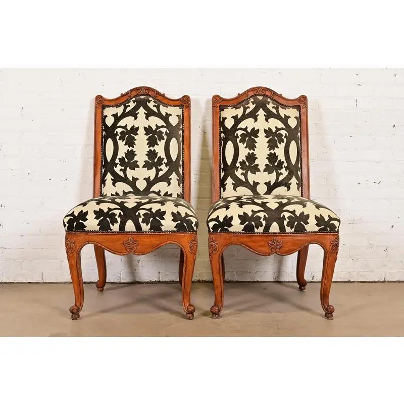 An outstanding pair of French Rococo or French Provincial Louis XV style side chairs or dining chairs

By Baker Furniture

USA, Circa 1980s

Gorgeous carved solid walnut frames, with upholstered seats and backs.

Measures: 23