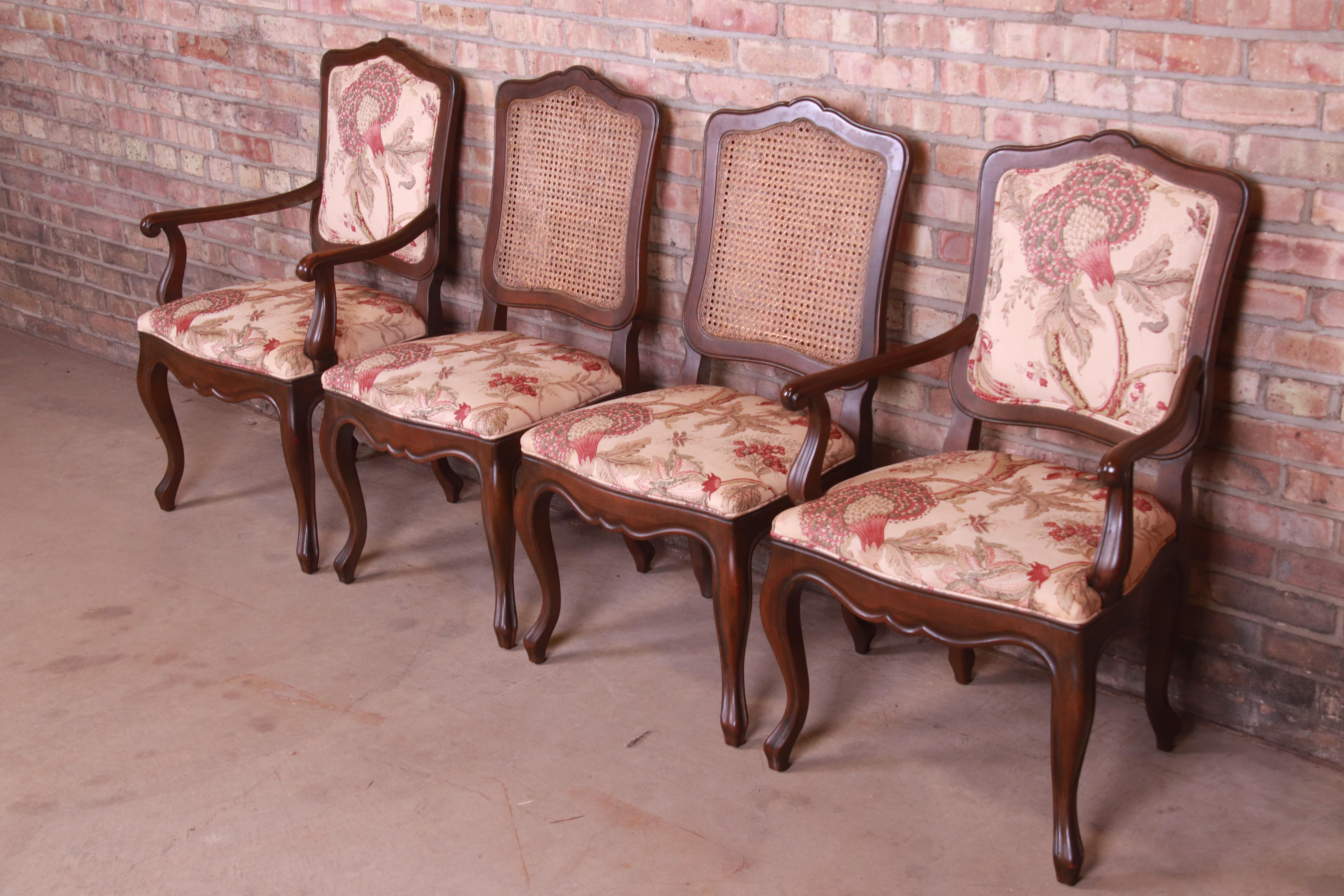 Ensemble exceptionnel de quatre chaises de salle à manger de style provincial français Louis XV

Par Baker Furniture

États-Unis, vers les années 1980

Noyer sculpté, avec tapisserie florale et dossiers cannelés.

Mesures :
Fauteuils :
