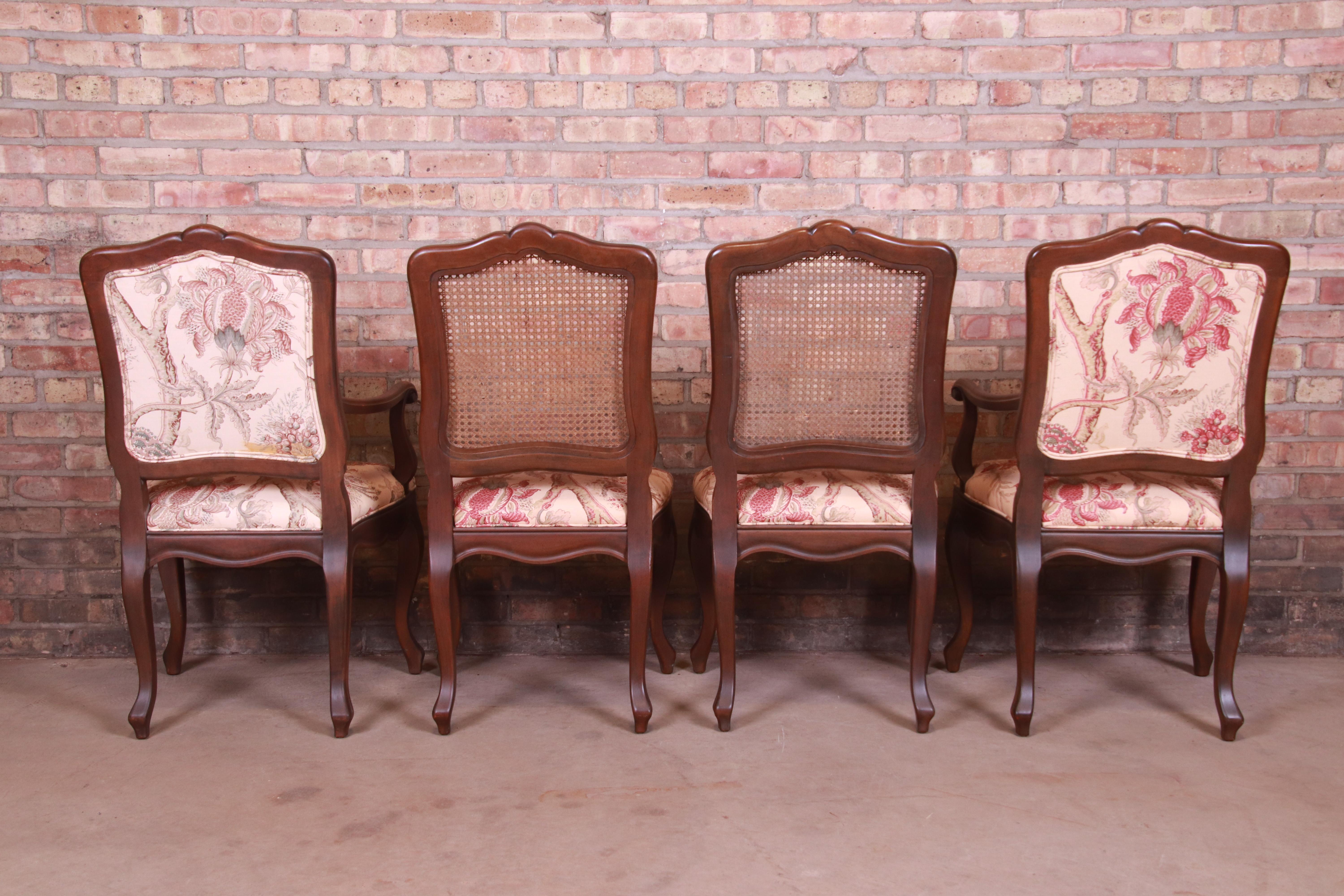 Tissu d'ameublement Baker Furniture ensemble de 4 chaises de salle à manger provinciales françaises Louis XV en noyer sculpté en vente