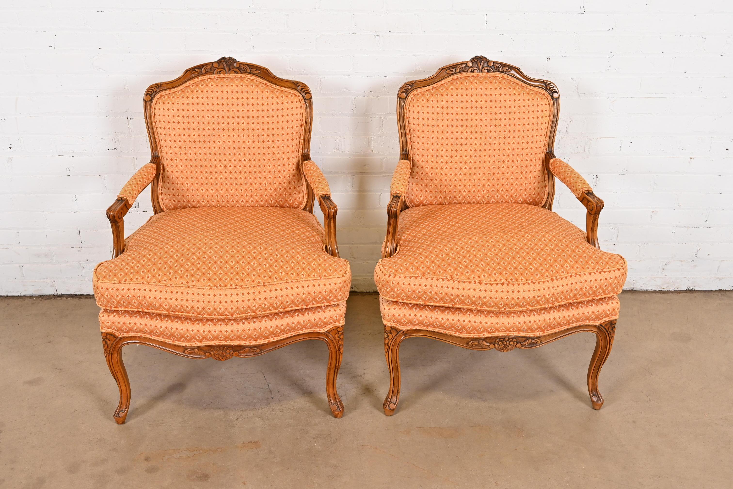 A gorgeous pair of French Provincial Louis XV style upholstered lounge chairs or Bergere chairs

By Baker Furniture

USA, Circa 1980s

Carved walnut frames, with upholstered seats and backs.

Measures: 28