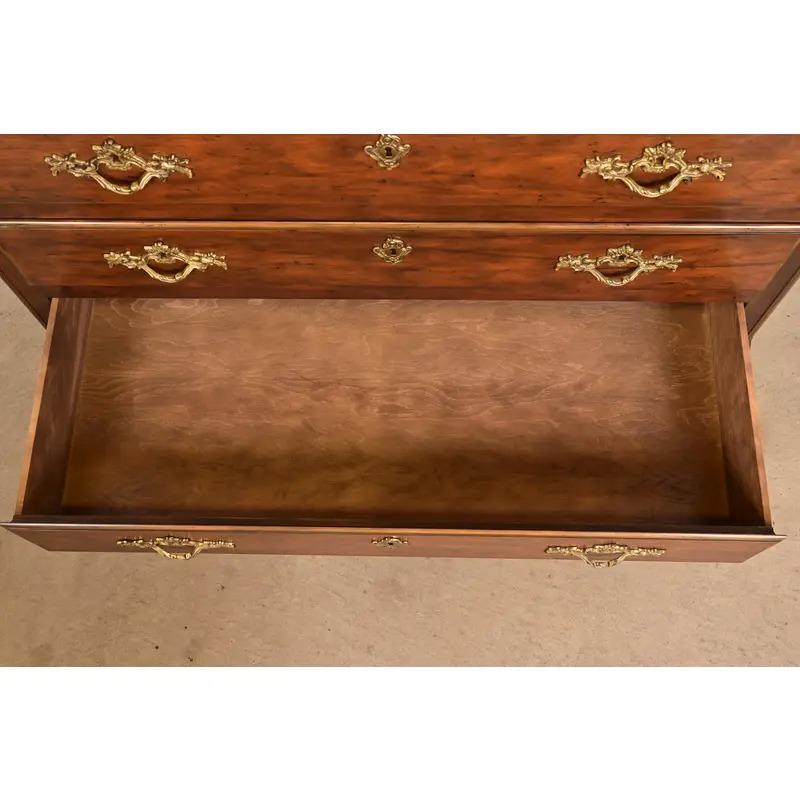 Baker Furniture - Scrivania provinciale Luigi XV in legno di noce intagliato in vendita 4