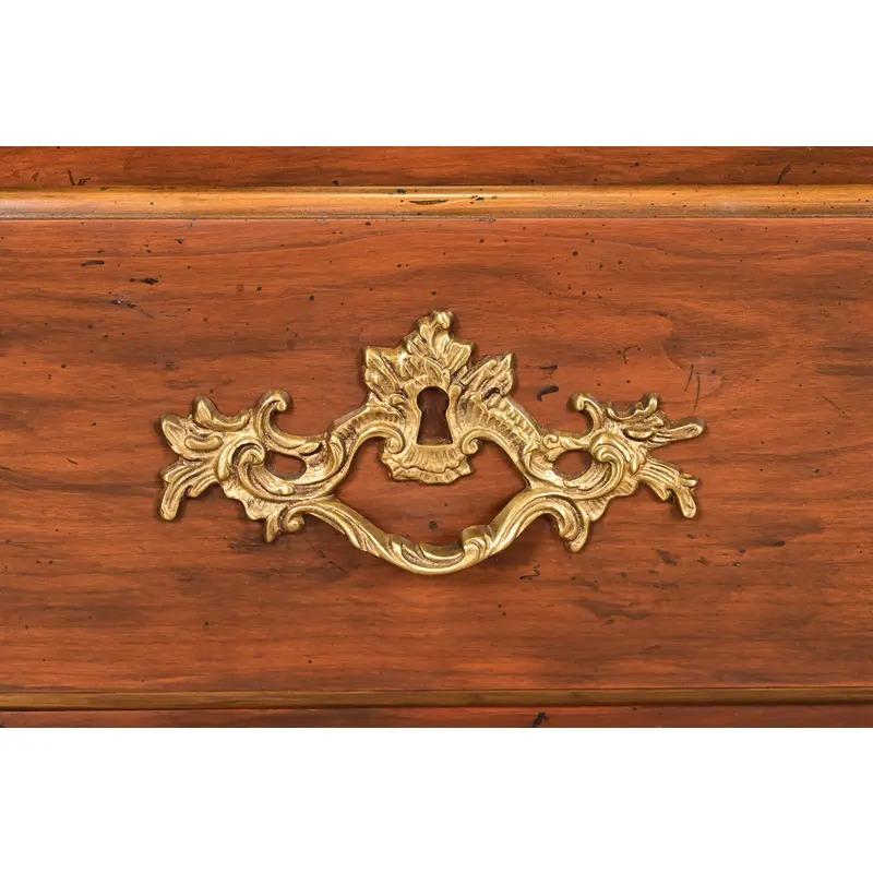 Baker Furniture - Scrivania provinciale Luigi XV in legno di noce intagliato in vendita 5