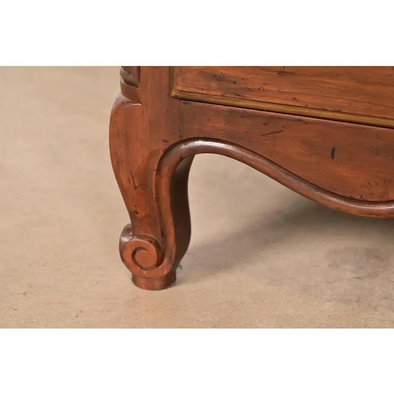 Baker Furniture - Scrivania provinciale Luigi XV in legno di noce intagliato in vendita 7