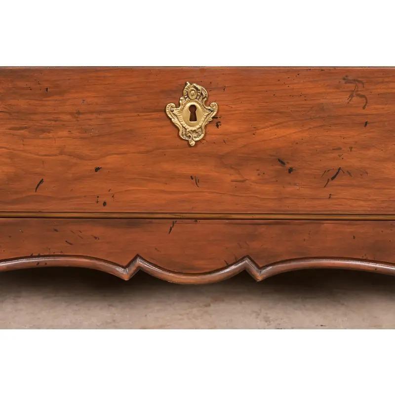 Baker Furniture - Scrivania provinciale Luigi XV in legno di noce intagliato in vendita 8