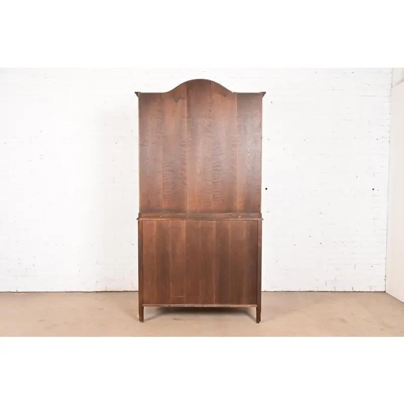 Baker Furniture - Scrivania provinciale Luigi XV in legno di noce intagliato in vendita 10