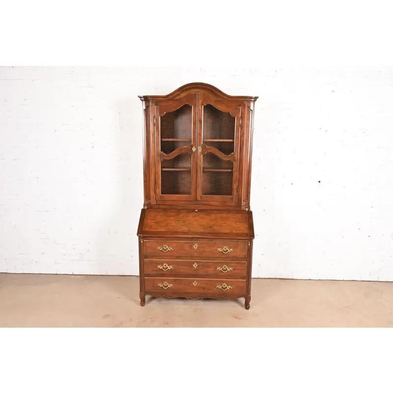 Americano Baker Furniture - Scrivania provinciale Luigi XV in legno di noce intagliato in vendita