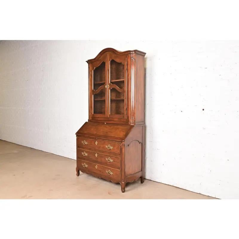 Baker Furniture - Scrivania provinciale Luigi XV in legno di noce intagliato In condizioni buone in vendita a South Bend, IN