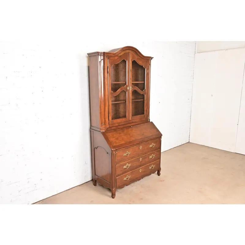 Fine XX secolo Baker Furniture - Scrivania provinciale Luigi XV in legno di noce intagliato in vendita