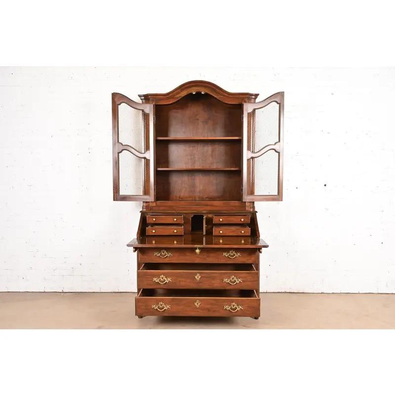 Ottone Baker Furniture - Scrivania provinciale Luigi XV in legno di noce intagliato in vendita
