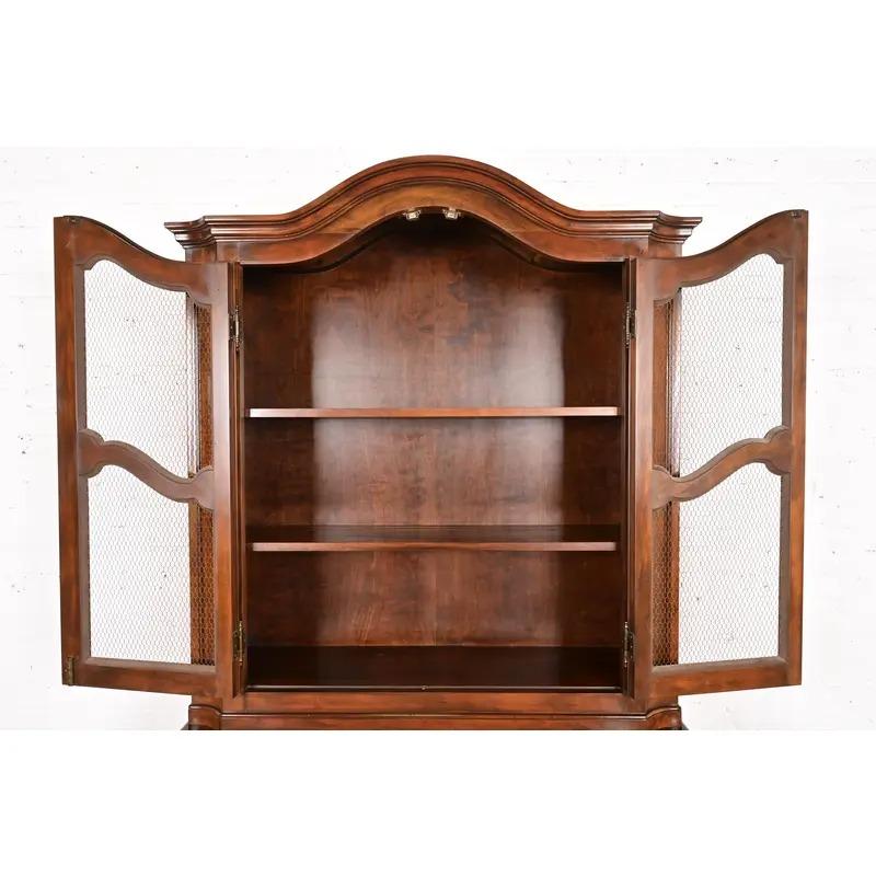 Baker Furniture - Scrivania provinciale Luigi XV in legno di noce intagliato in vendita 1
