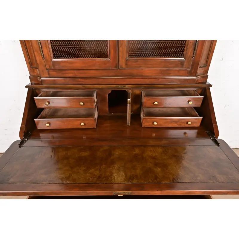 Baker Furniture - Scrivania provinciale Luigi XV in legno di noce intagliato in vendita 2