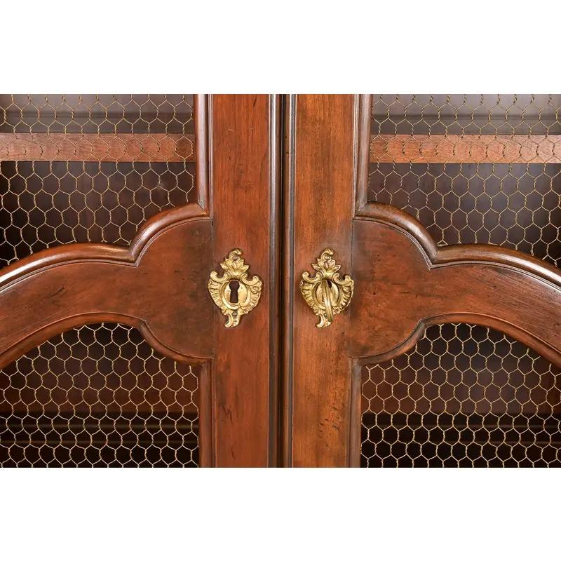 Baker Furniture - Scrivania provinciale Luigi XV in legno di noce intagliato in vendita 3