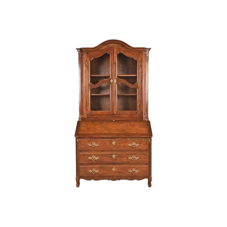 Baker Furniture - Scrivania provinciale Luigi XV in legno di noce intagliato in vendita