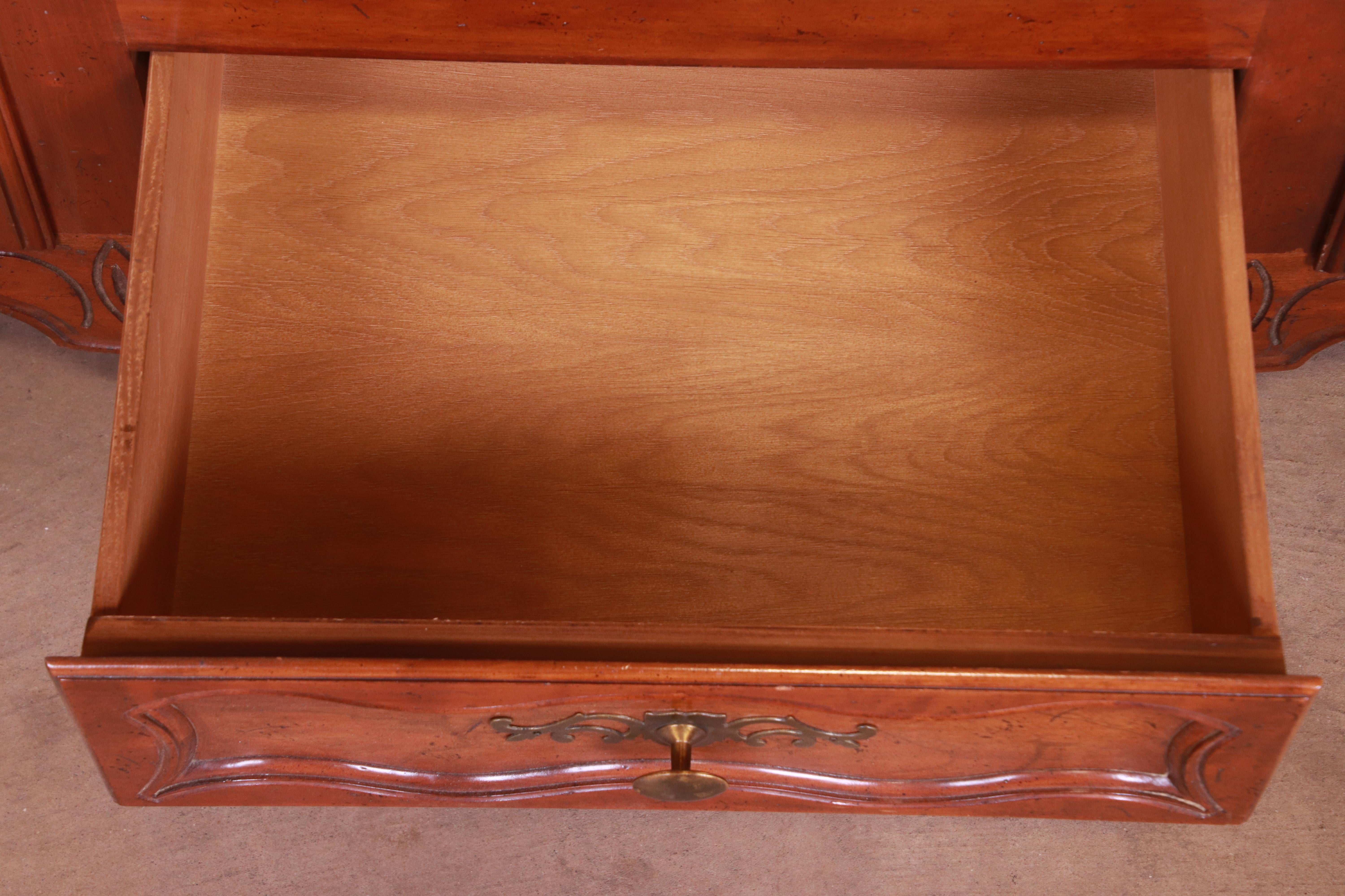 Baker Furniture Französische Provence Louis XV geschnitztes Nussbaum Sideboard, ca. 1960er Jahre im Angebot 5