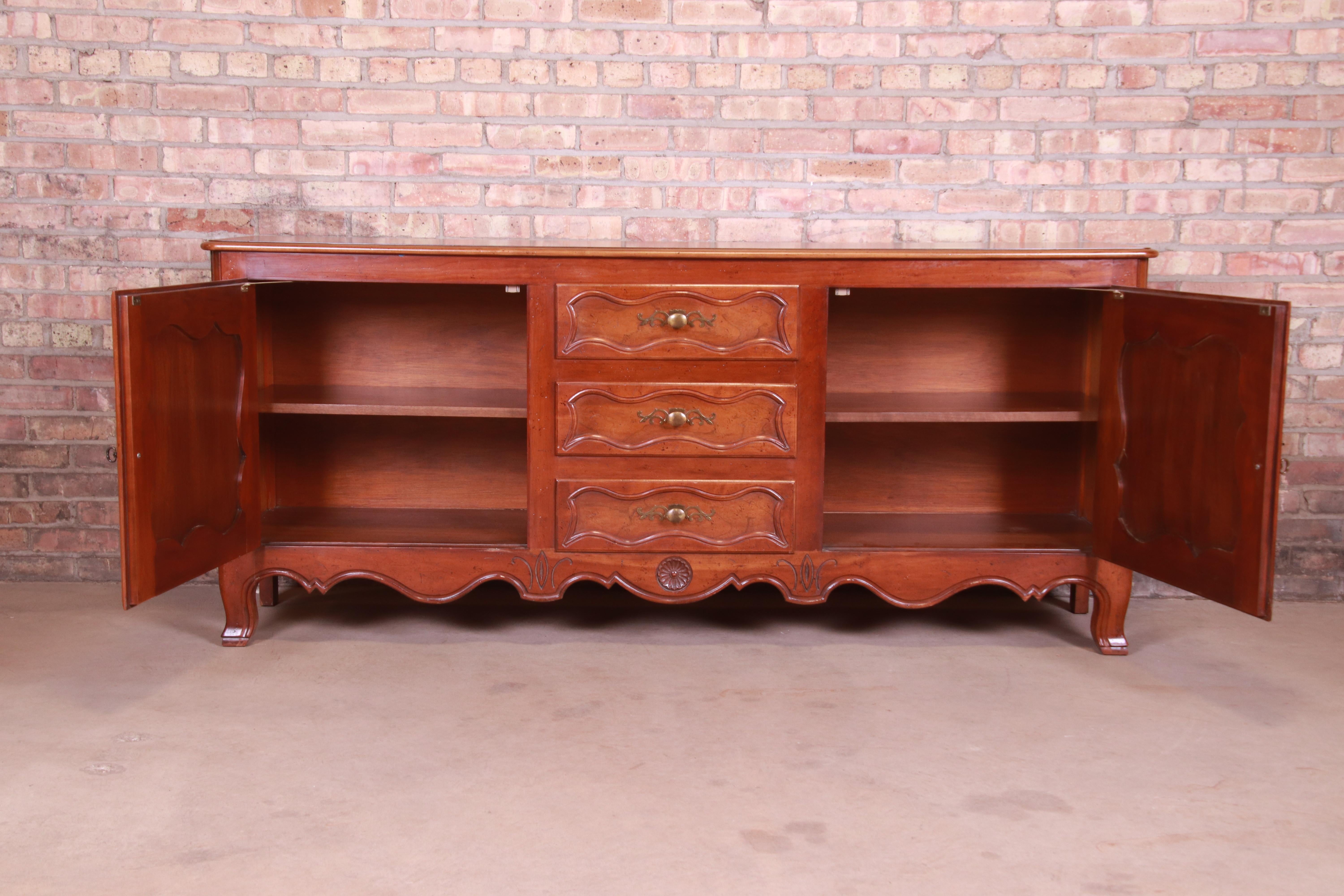 Baker Furniture Französische Provence Louis XV geschnitztes Nussbaum Sideboard, ca. 1960er Jahre im Angebot 6