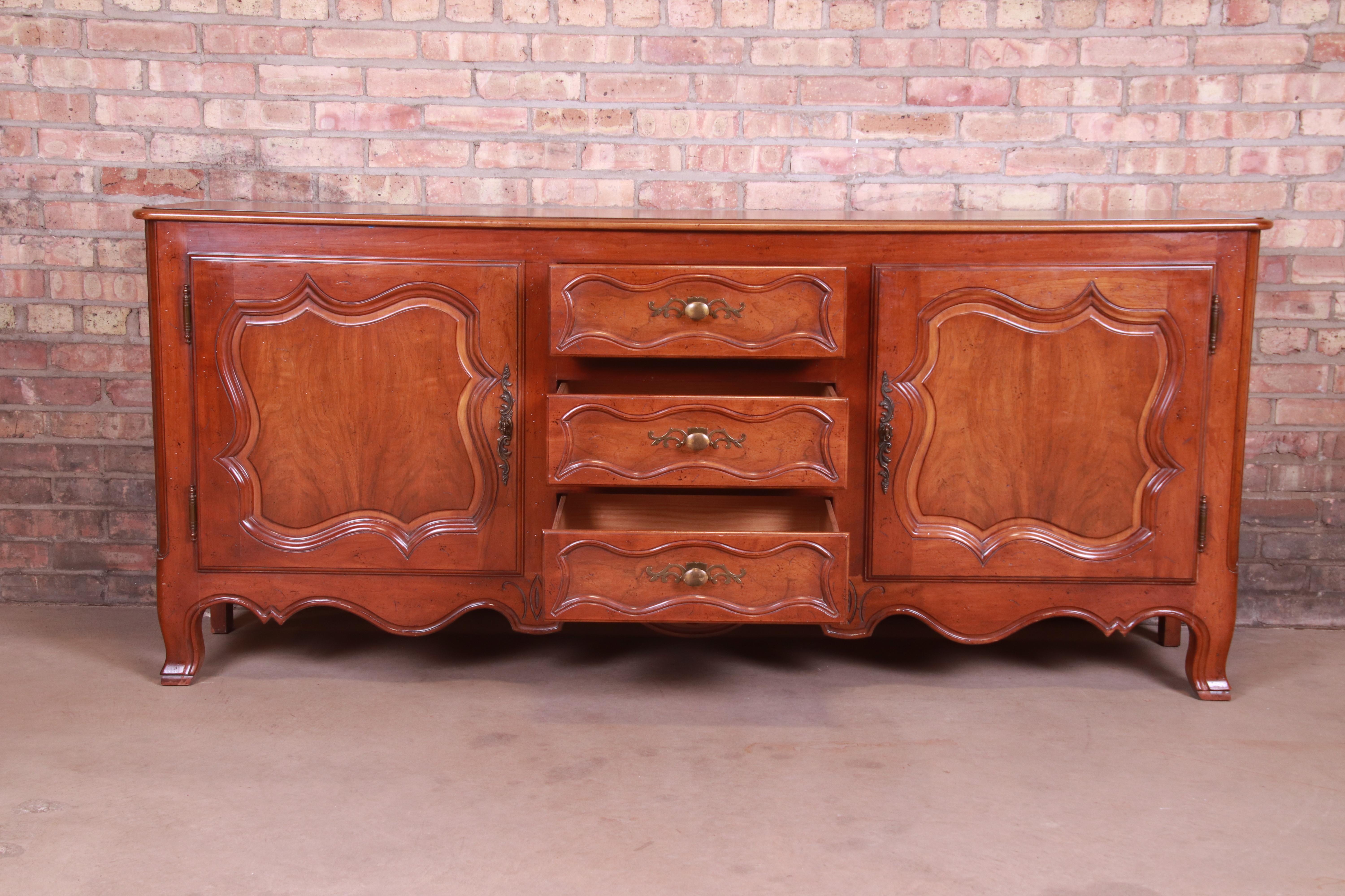 Baker Furniture French Provincial Louis XV Carved Walnut Sideboard, circa 1960s For Sale 1