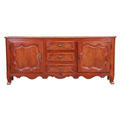 Baker Furniture Aparador francés provincial Luis XV de nogal tallado, hacia 1960