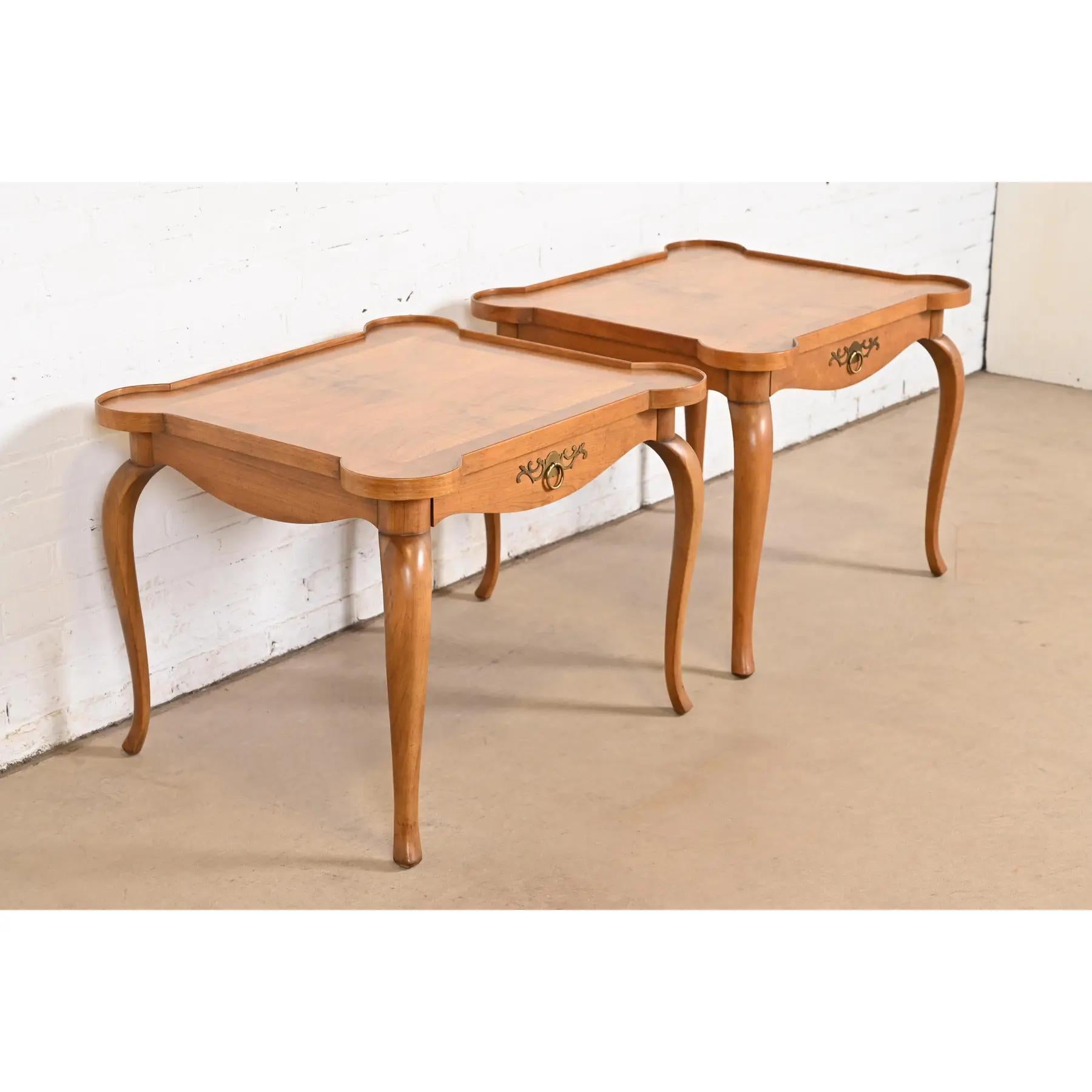 Una splendida coppia di comodini, tavolini da tè o tavolini occasionali in stile Luigi XV della Provincia Francese

Da Baker Furniture

USA, circa anni '1960

In legno di ciliegio intagliato, con splendidi piani in noce burlato a fasce e ferramenta