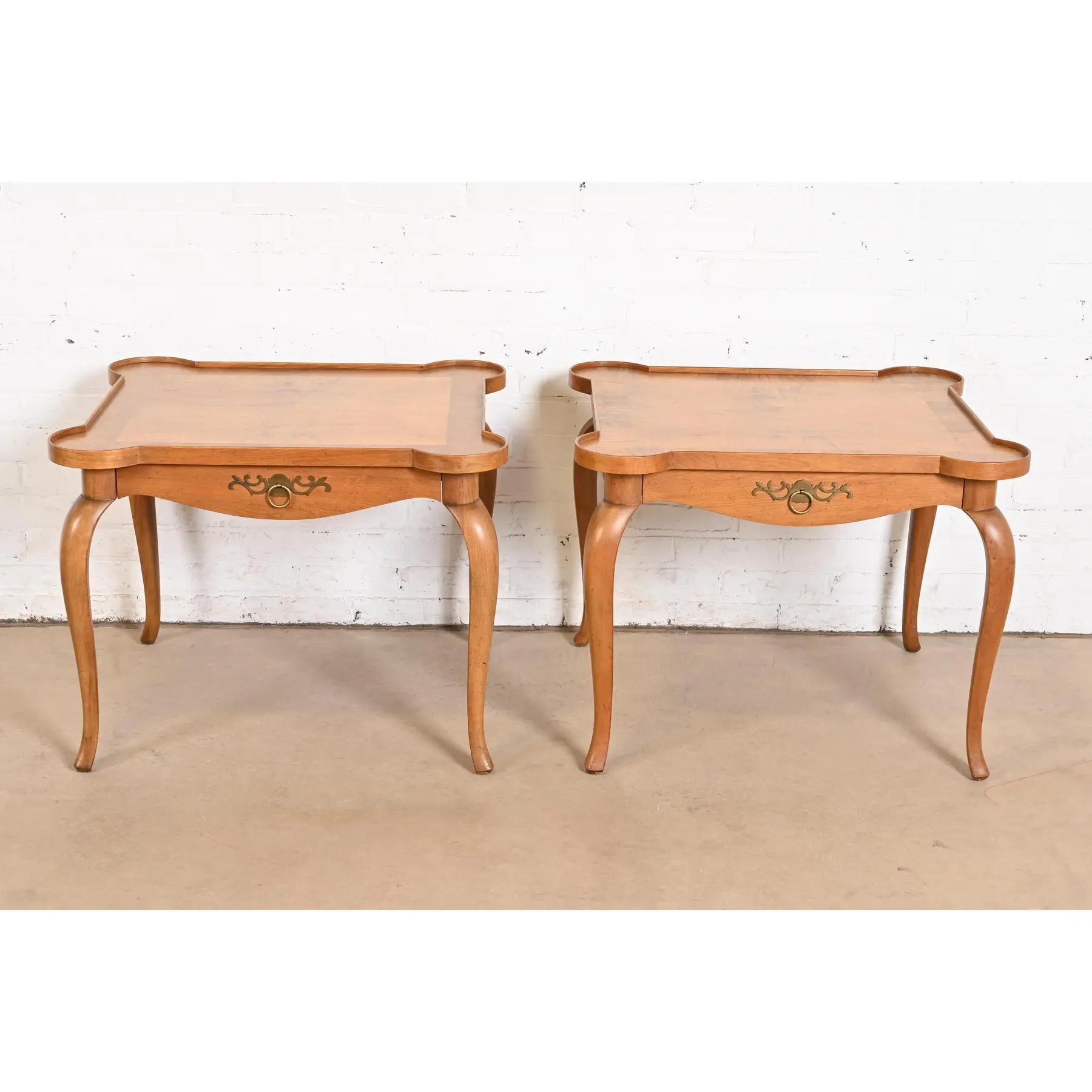 Americano Tavolini da tè Baker Furniture in stile provinciale Luigi XV in ciliegio e legno di radica in vendita