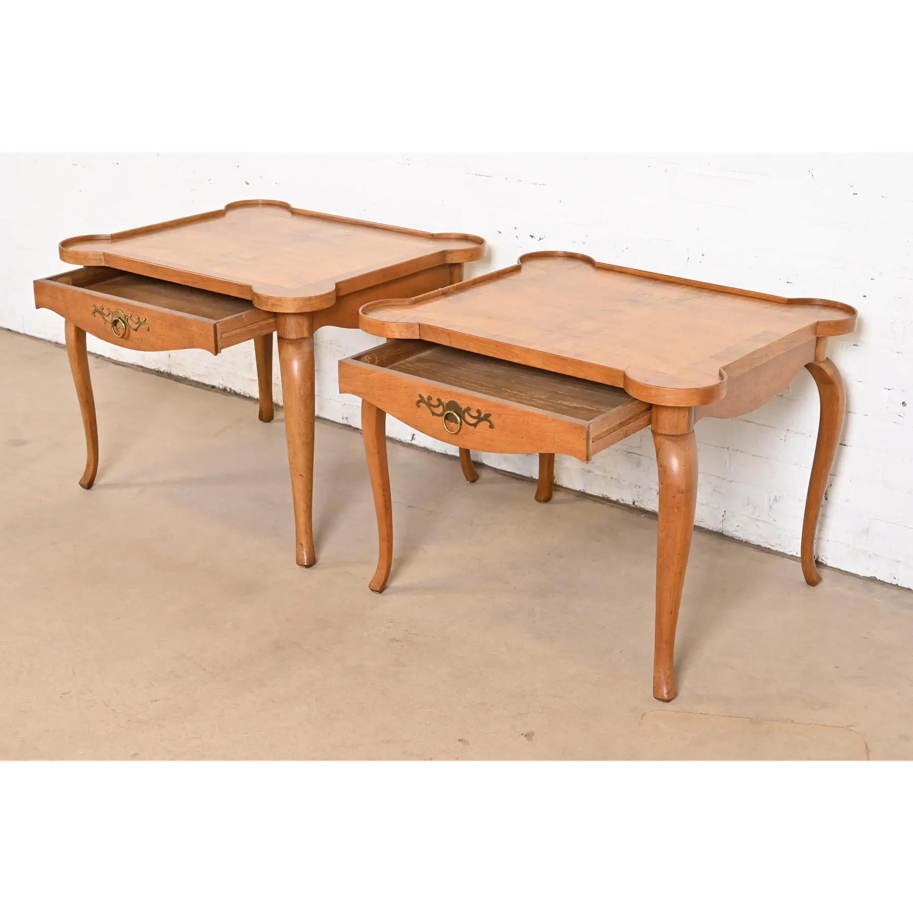 Ottone Tavolini da tè Baker Furniture in stile provinciale Luigi XV in ciliegio e legno di radica in vendita